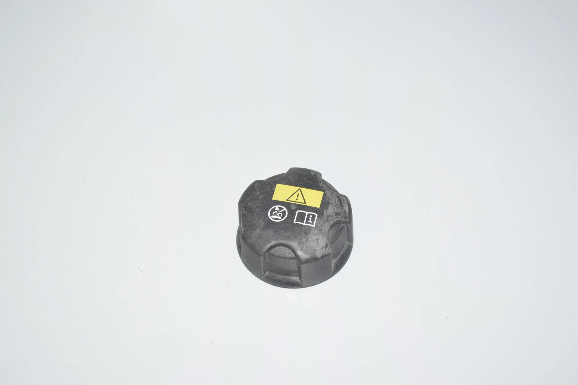 Expansion Tank Cap – OEM 17117639024 · BMW i3 (I01) BMW i3 (I01) Electric 2014