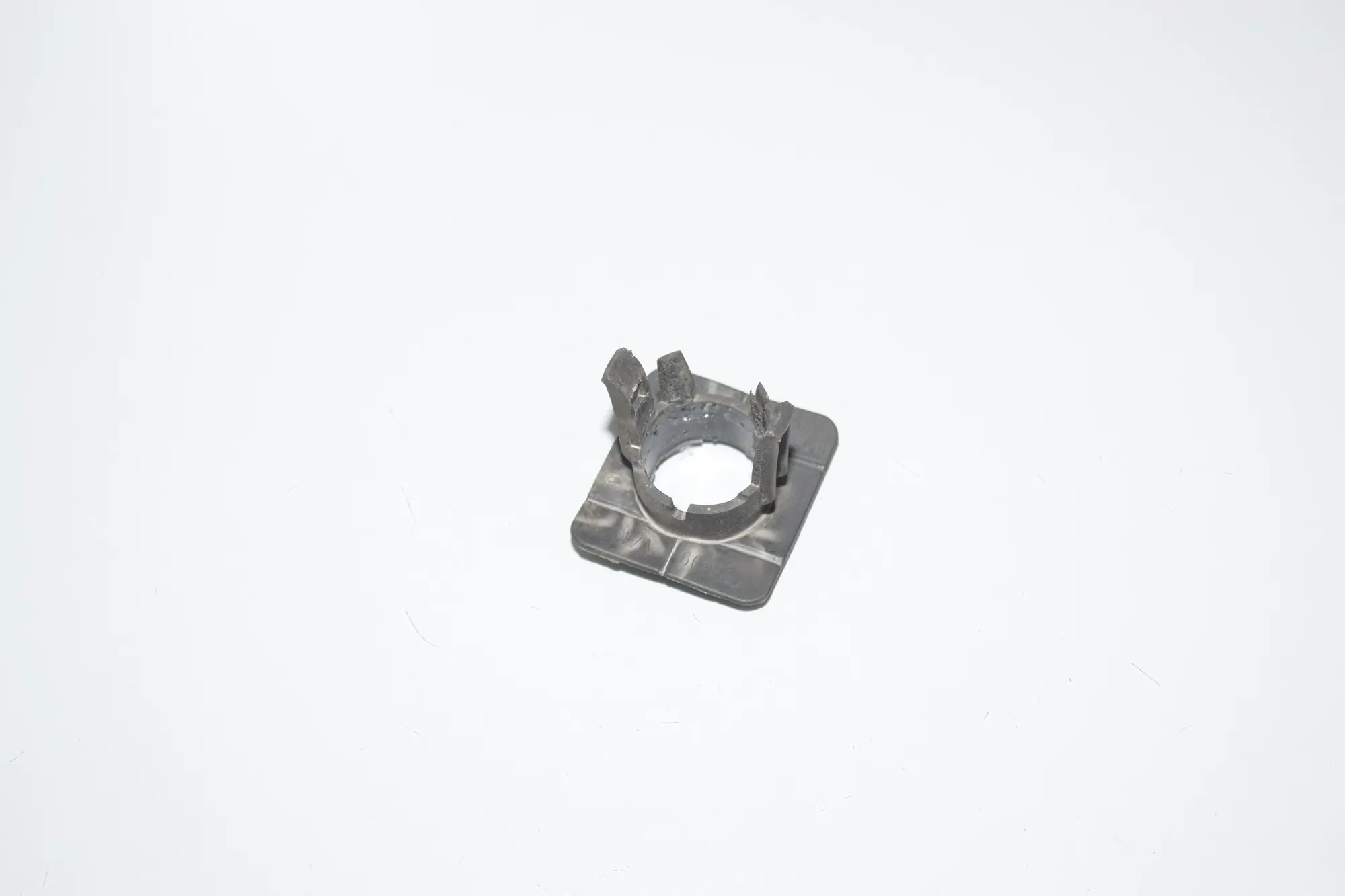 Parking Sensor Holder – OEM 7138409 · BMW 3 (E90) 325 d 2011 – 4