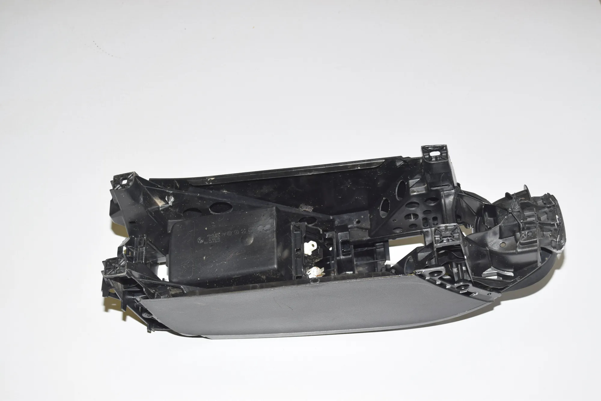 Center Console – OEM 9311756 · BMW i3 (I01) Hybrid 2017 – 4