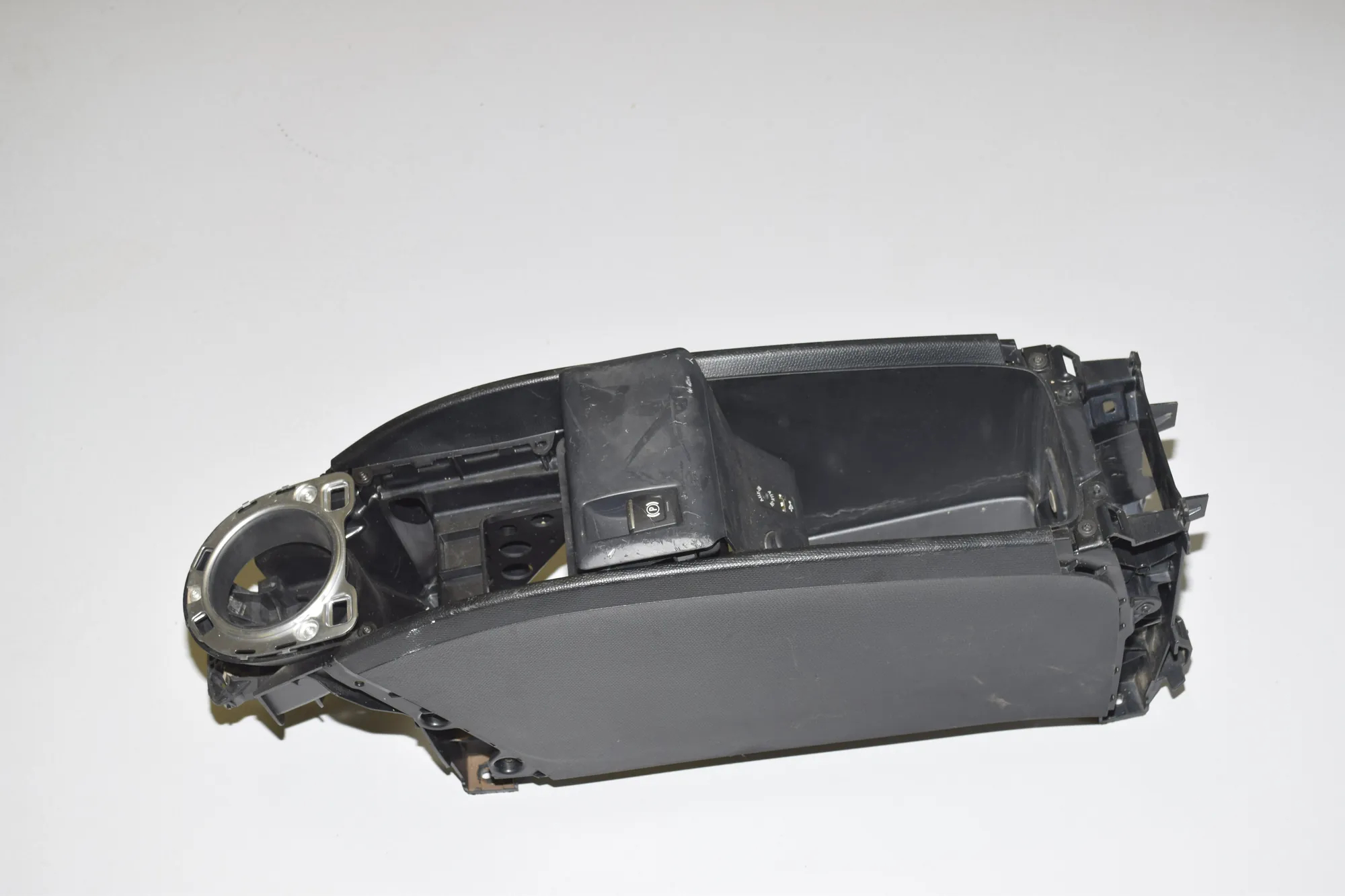 Center Console – OEM 9311756 · BMW i3 (I01) Hybrid 2017
