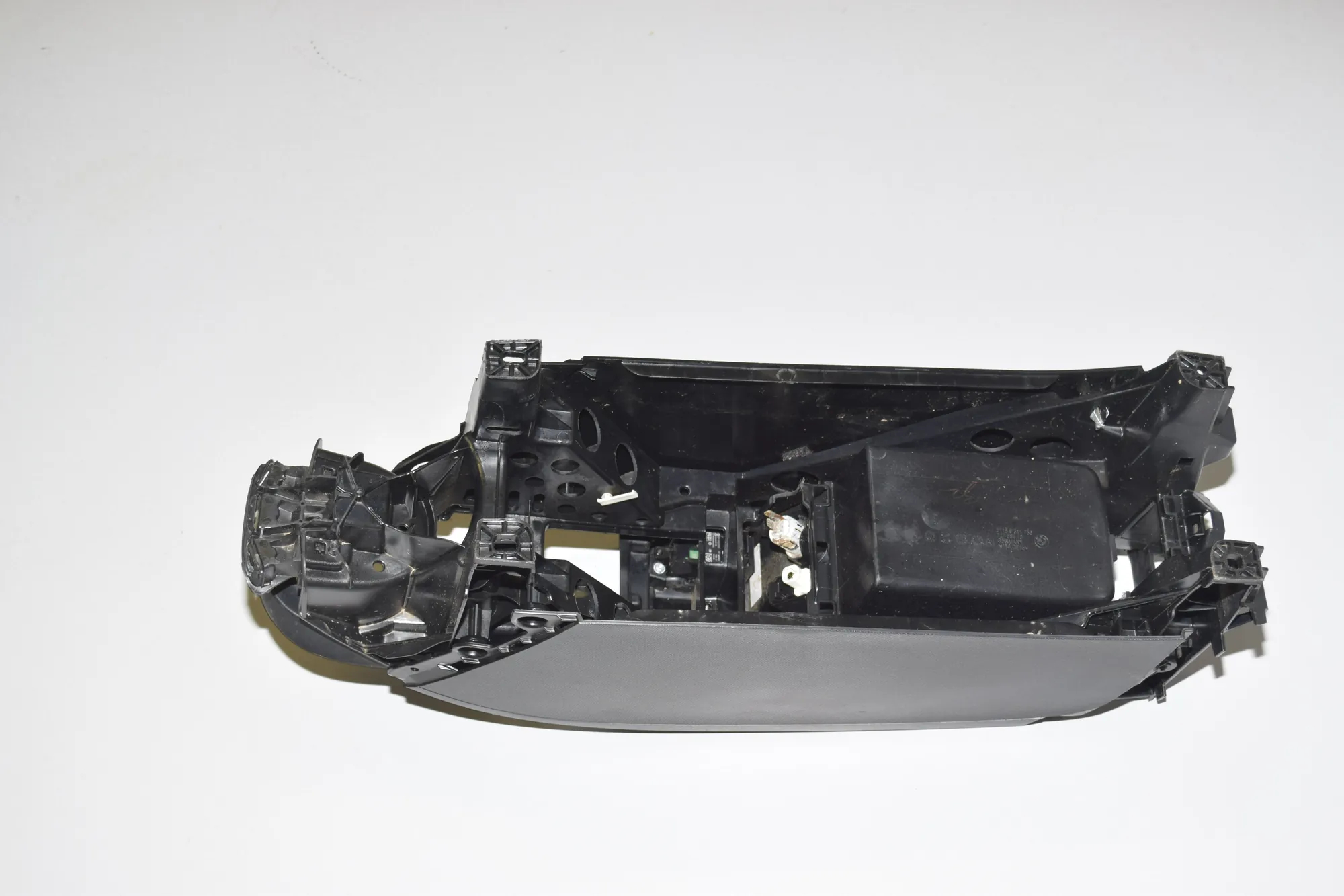 Center Console – OEM 9311756 · BMW i3 (I01) Hybrid 2017 – 5