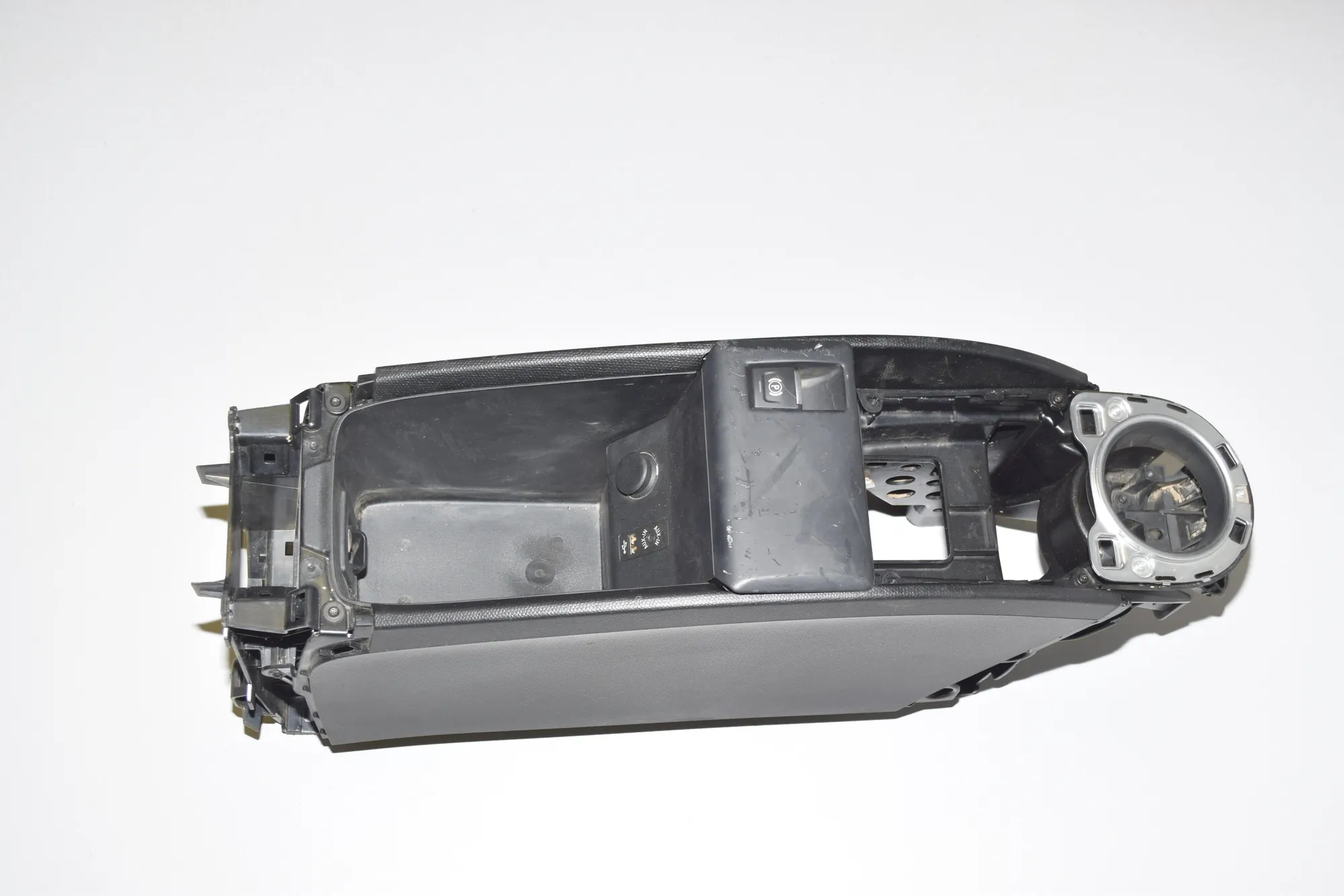 Center Console – OEM 9311756 · BMW i3 (I01) Hybrid 2017 – 3