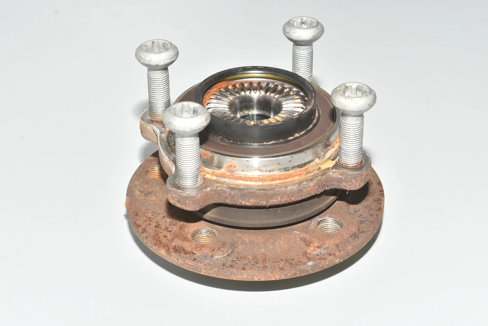 Rear Left Wheel Bearing – OEM 6867926 · BMW i3 (I01) Hybrid 2017 – 4