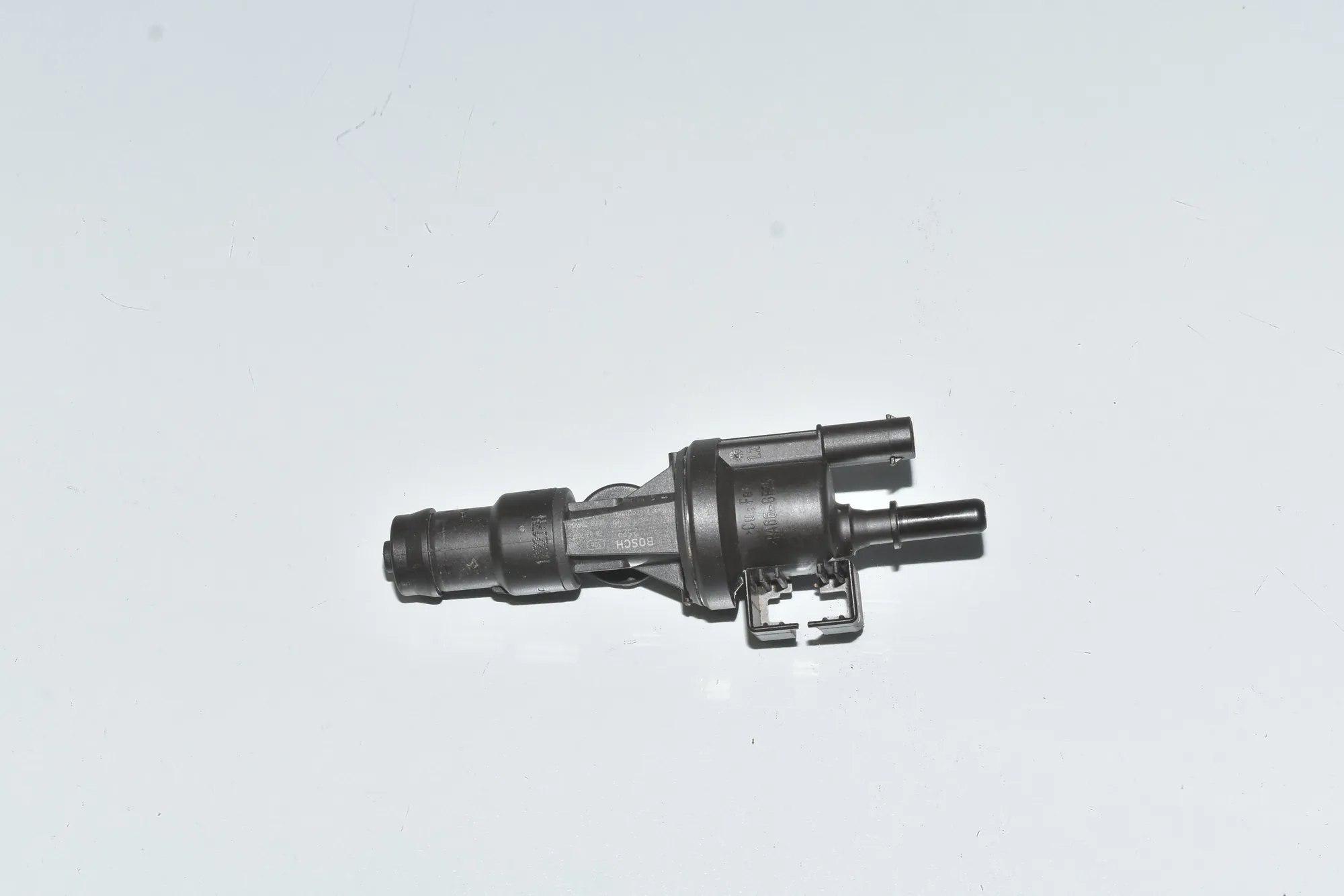 Vacuum Valve – OEM 13907637268 · BMW i3 (I01) Hybrid 2017