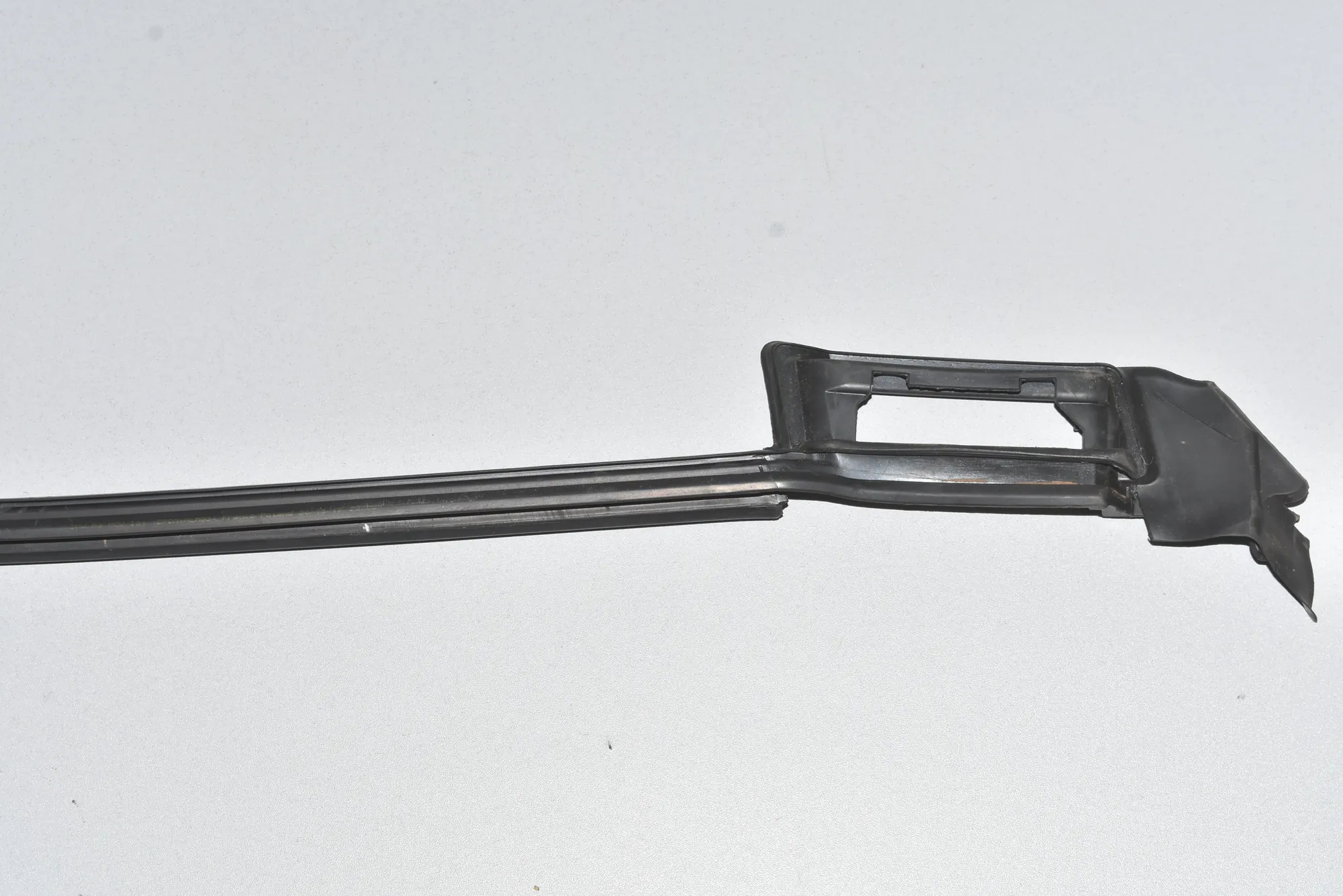 Front Left Door Window Strip – OEM 51337277049 · BMW i3 (I01) Hybrid 2017 – 3