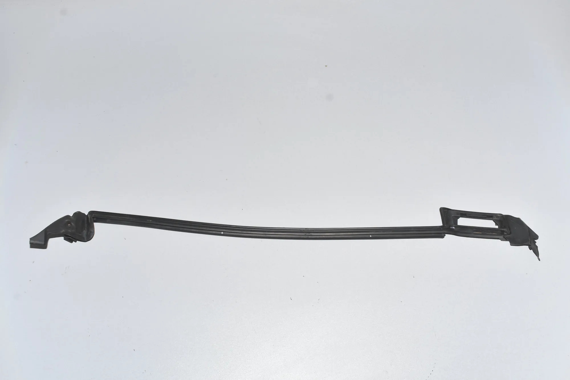 Front Left Door Window Strip – OEM 51337277049 · BMW i3 (I01) Hybrid 2017 – 2