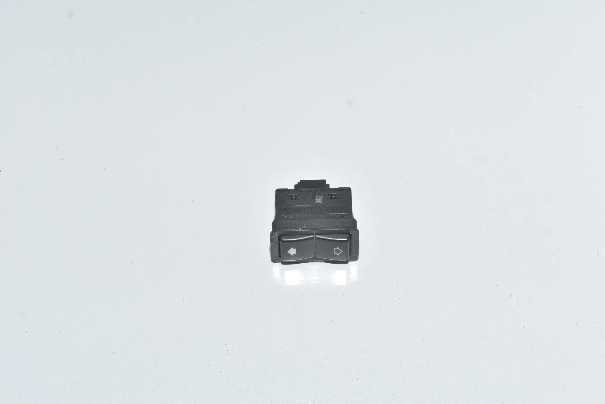 Rear Left Door Window Switch – OEM 61318368974 · BMW 7 (E38) BMW 7 (E38) 730 d 2000
