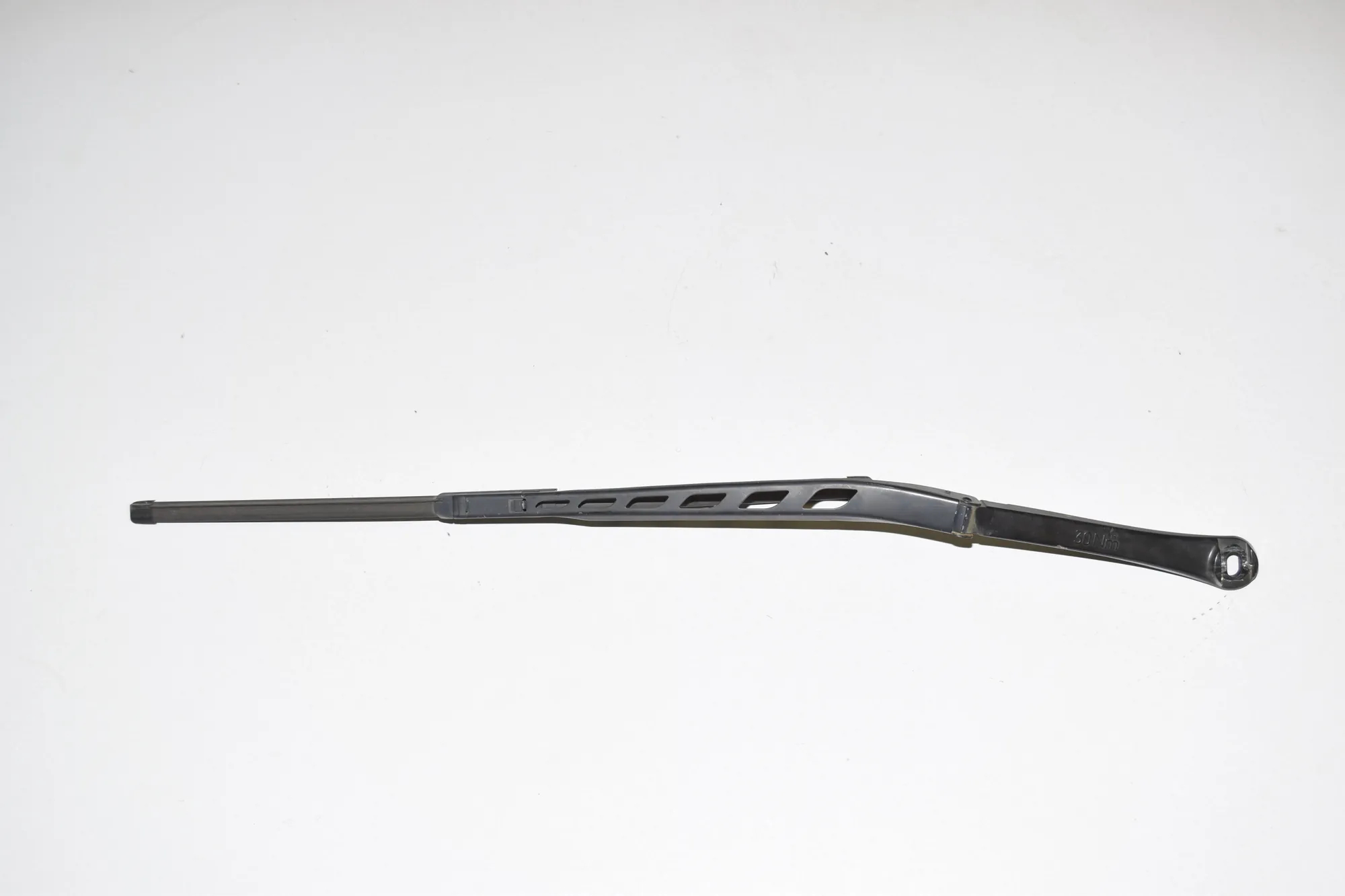 Front Wiper Arms – OEM 7035099 · BMW 5 (E60) BMW 5 (E60) 520 d 2005 – 2