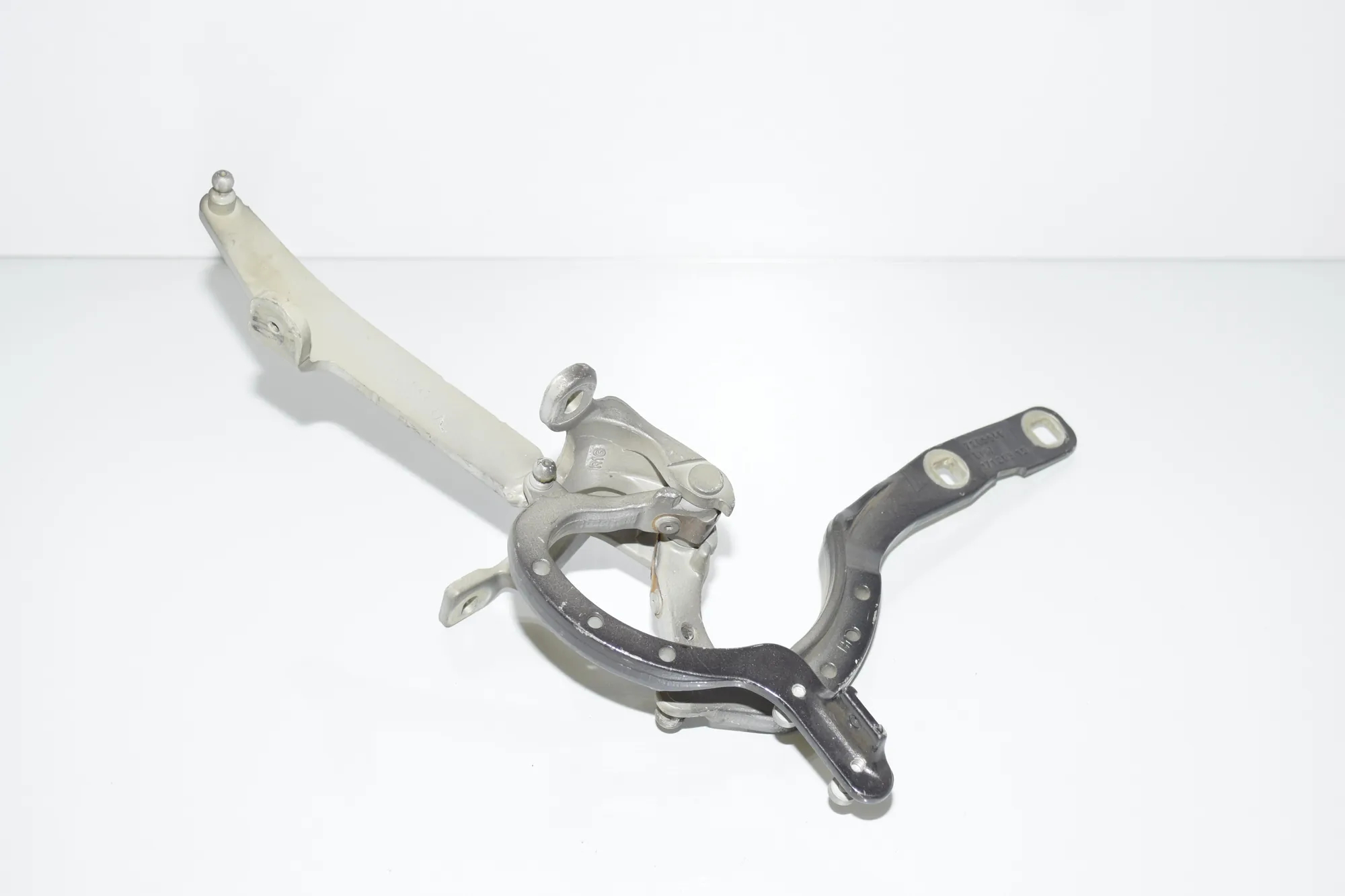 Right Side Bootlid Hinge – OEM 7206640 · BMW 5 Touring (F11) BMW 5 Touring (F11) 520 d 2013 – 2