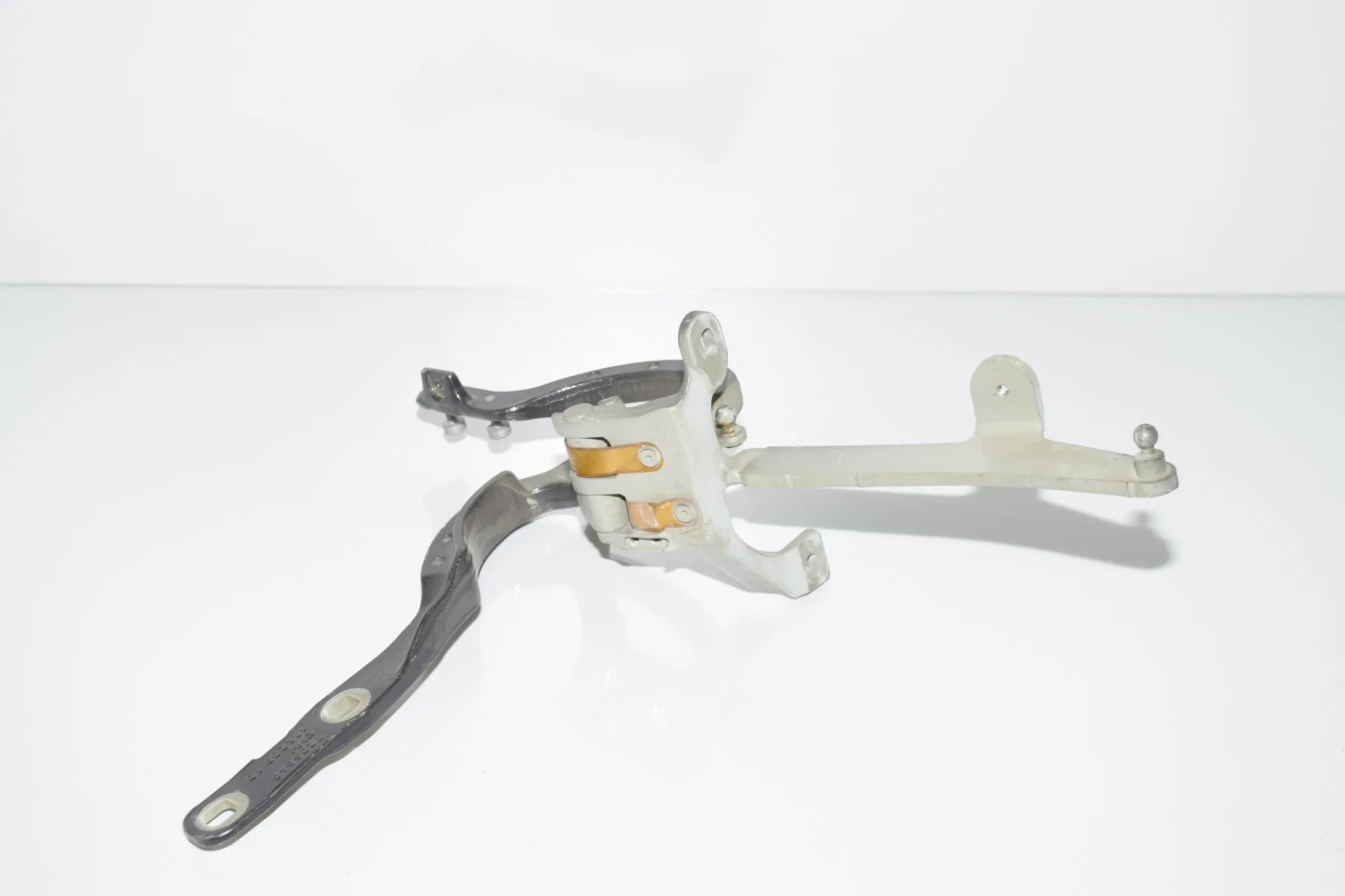 Right Side Bootlid Hinge – OEM 7206640 · BMW 5 Touring (F11) BMW 5 Touring (F11) 520 d 2013