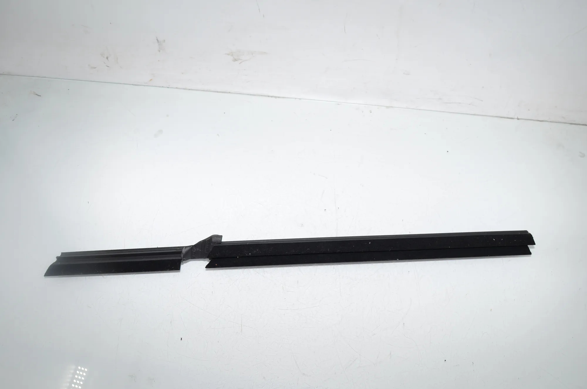 Rear Right Door Window Strip – OEM 7393429 · BMW X3 (G01, F97) BMW X3 (G01, F97) xDrive 30 e Plug-in-Hybrid 2022 – 3