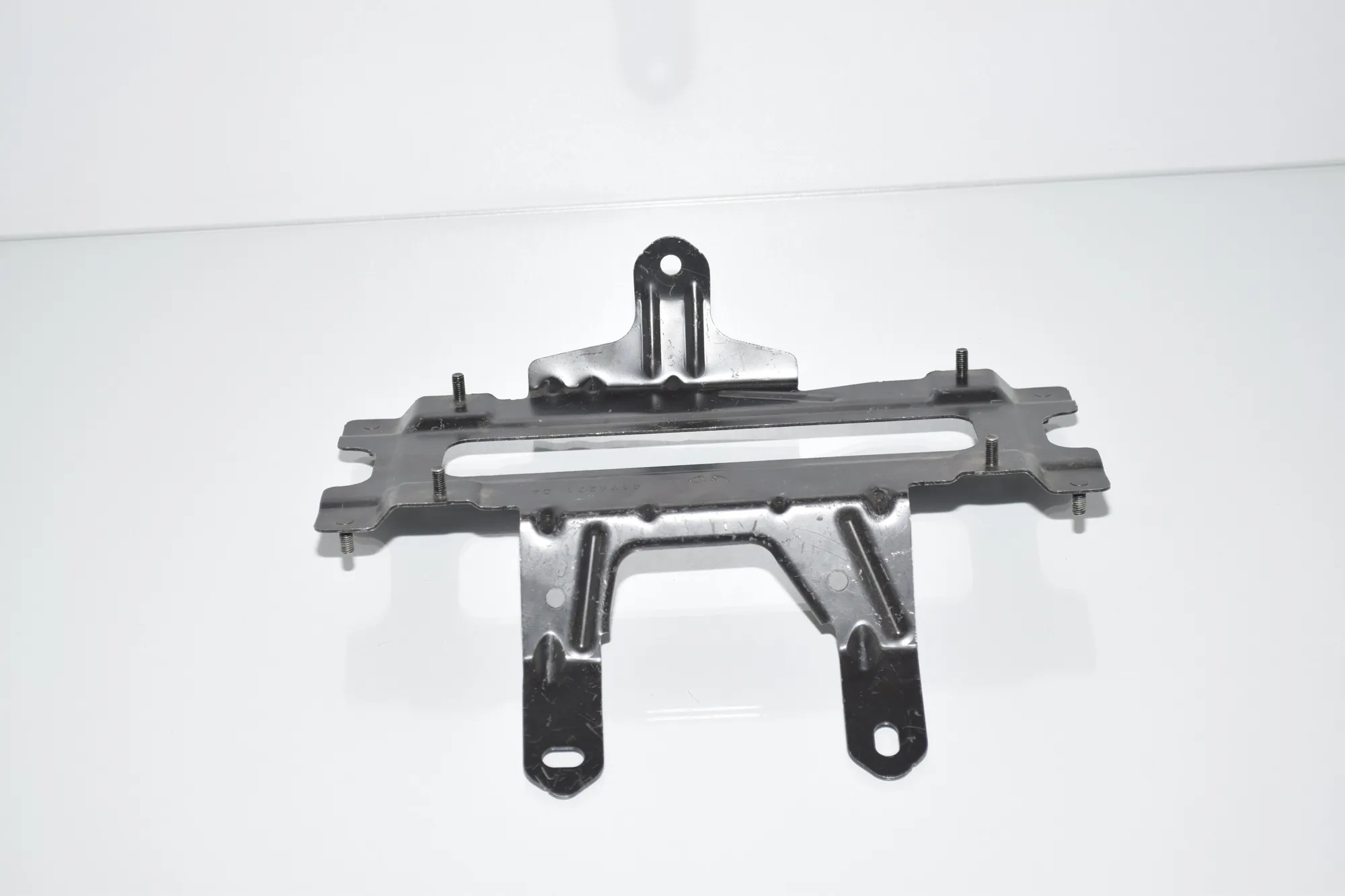 Bracket – OEM 65159174271 · BMW 5 (F10) BMW 5 (F10) 520 d 2010 – 4