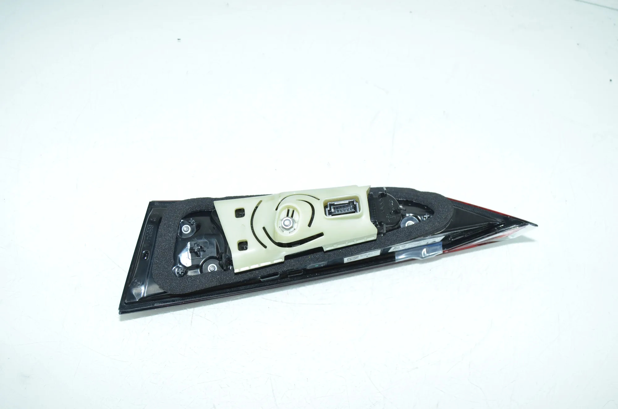 Left Side Tailgate Tail Light – OEM 7477607 · BMW i4 (G26) BMW i4 (G26) M50 2022 – 4