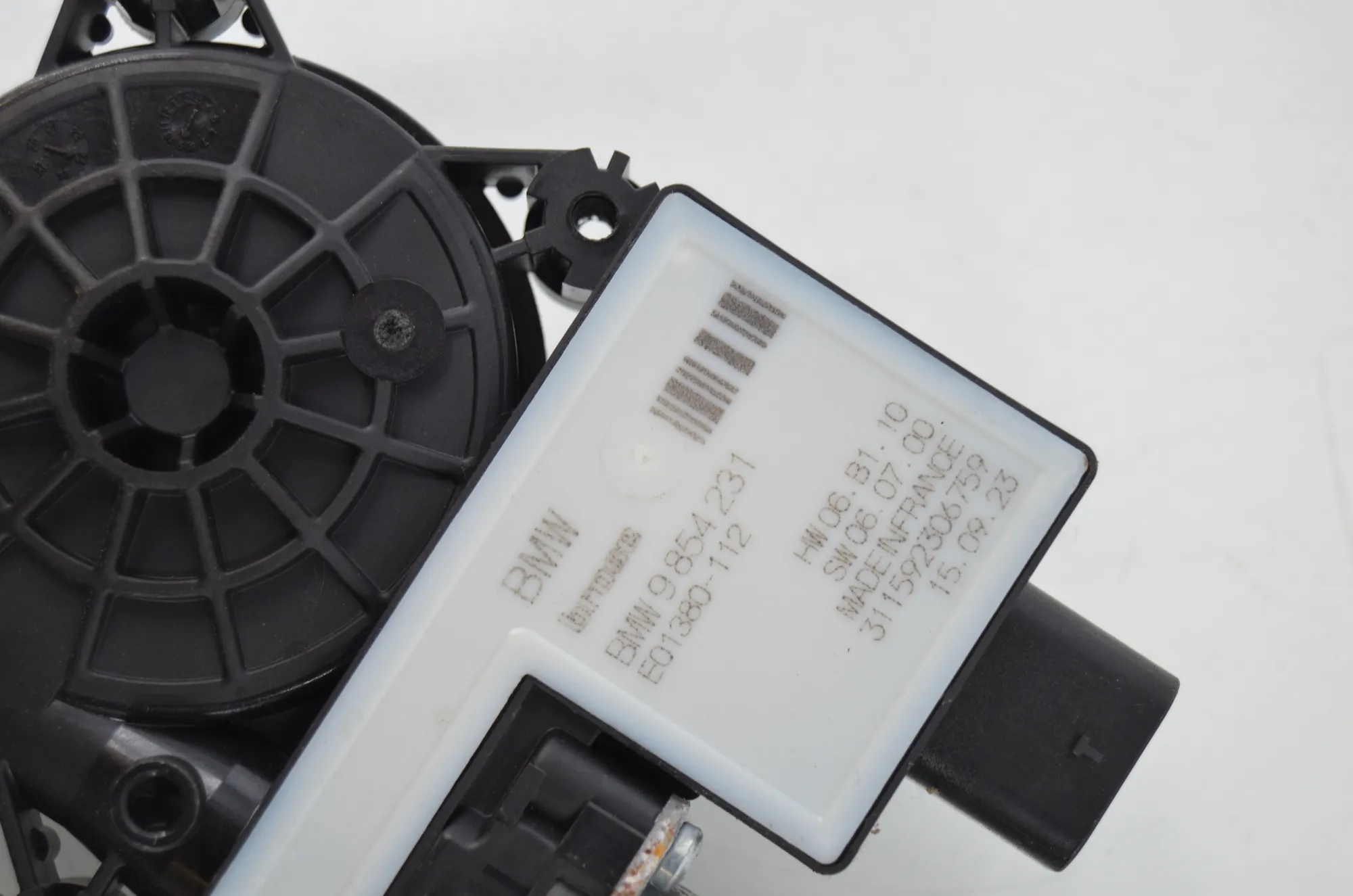 Rear Left Door Window Control Motor – OEM 9854231 · BMW i4 (G26) BMW i4 (G26) eDrive35 2022 – 4