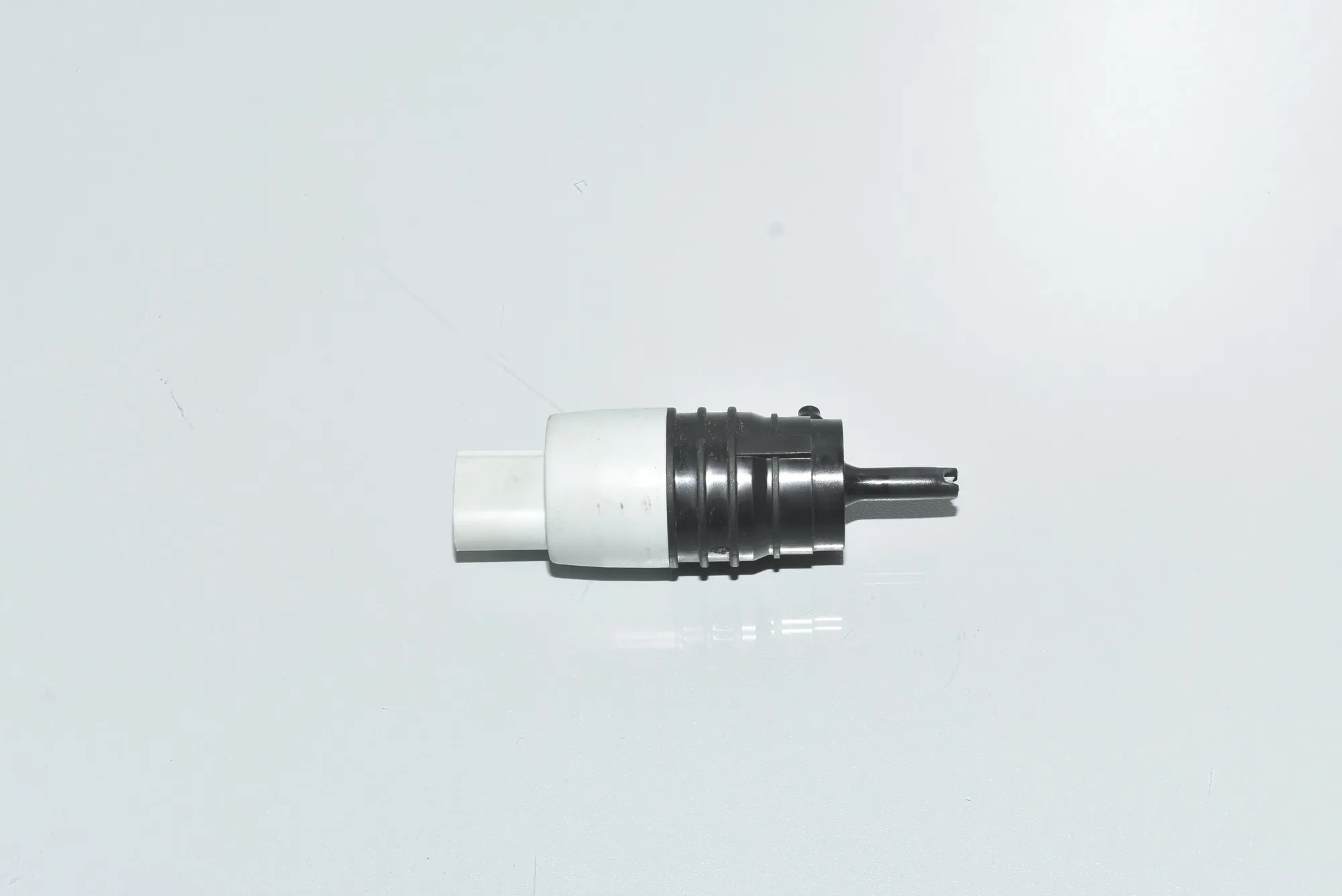 Washer Tank Motor – OEM 67127298309 · BMW 4 Cabrio (F33, F83) BMW 4 Cabrio (F33, F83) M4 2015