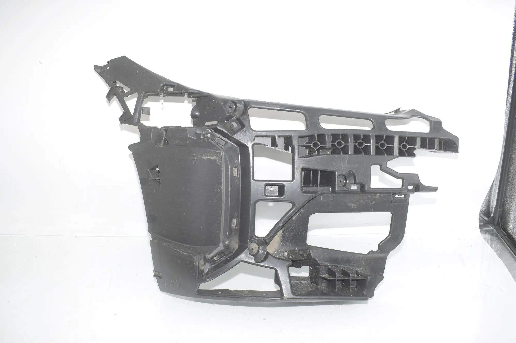 Front Right Bumper Bracket – OEM 8738598 · BMW i4 (G26) BMW i4 (G26) eDrive35 2022 – 2