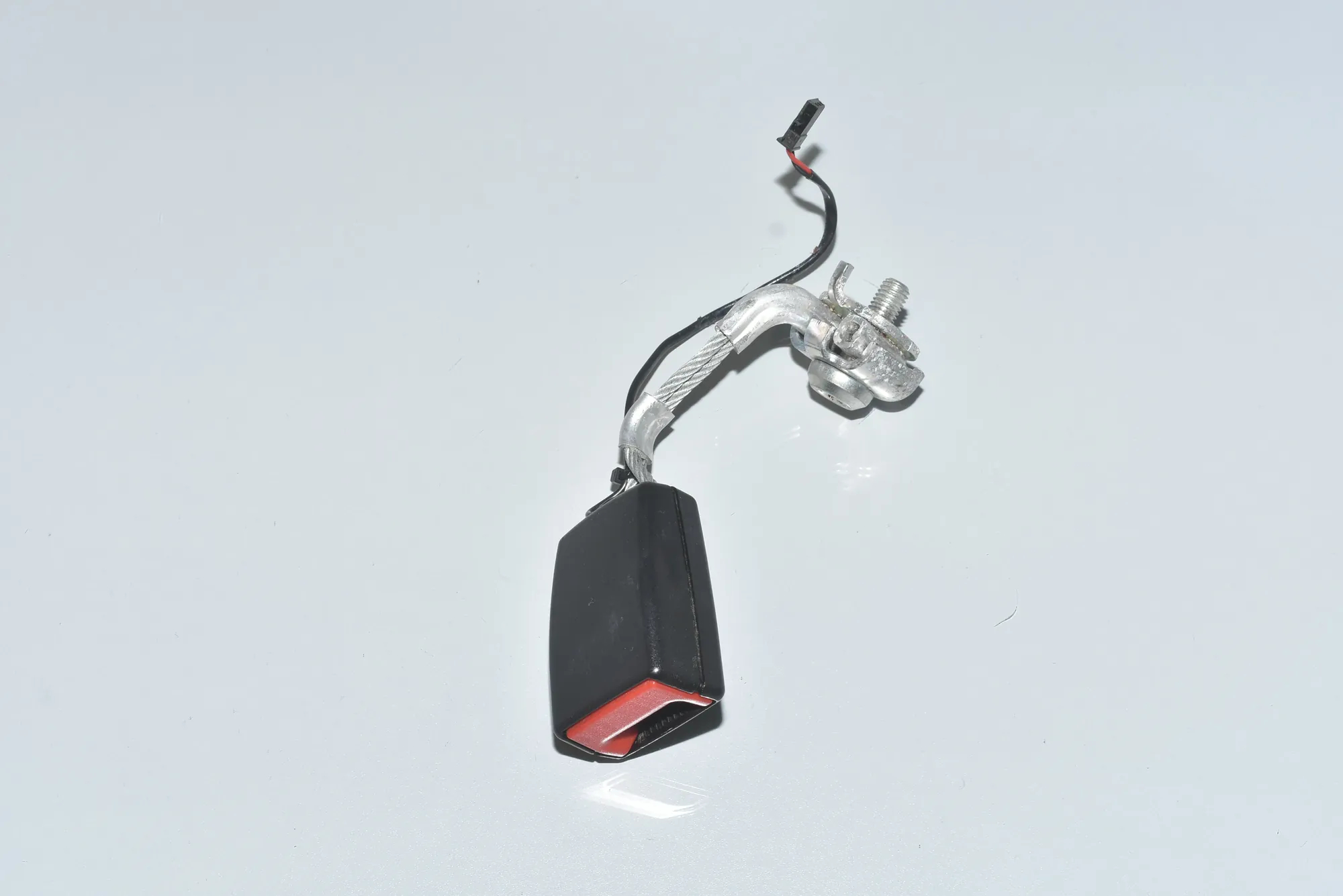 Rear Left Seat Buckle – OEM 72117243273 · BMW 5 Touring (F11) 530 d 2012 – 2