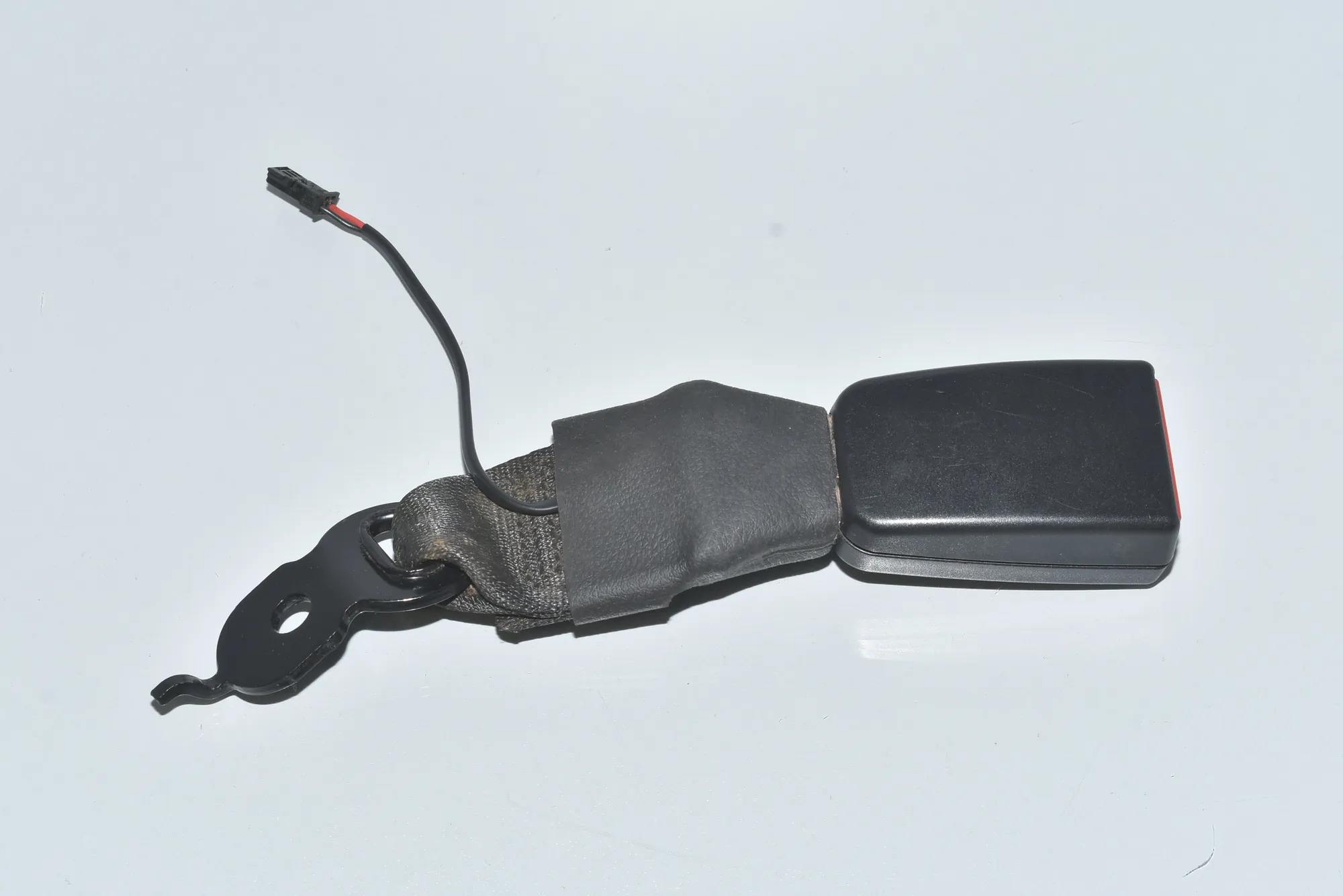 Rear Middle Seat Buckle – OEM 72117243275 · BMW 5 Touring (F11) 530 d 2012