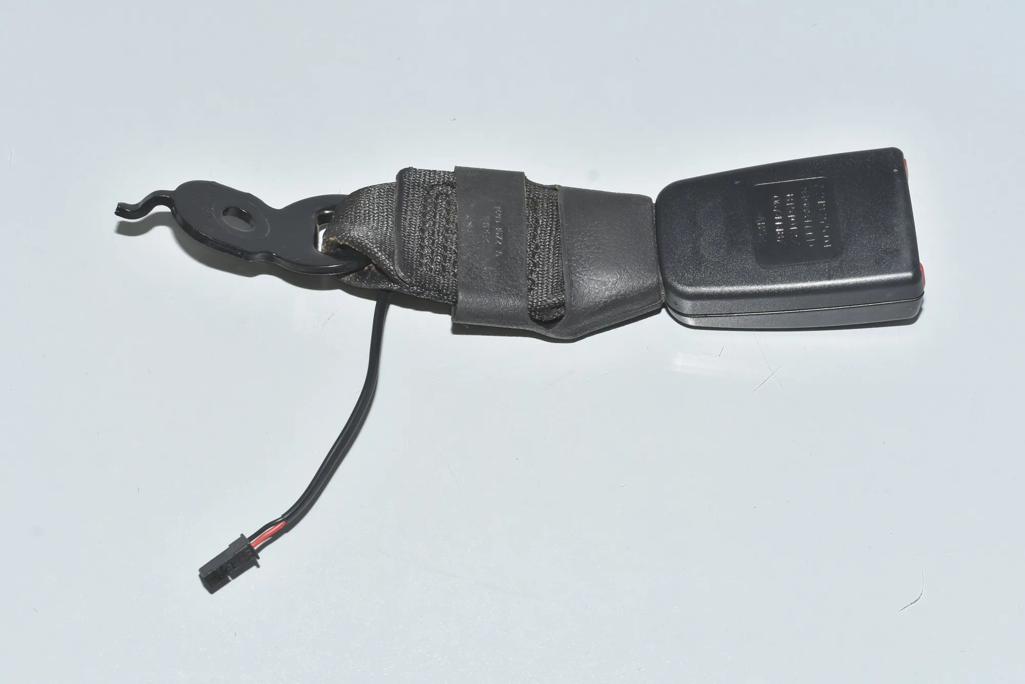 Rear Middle Seat Buckle – OEM 72117243275 · BMW 5 Touring (F11) 530 d 2012 – 2