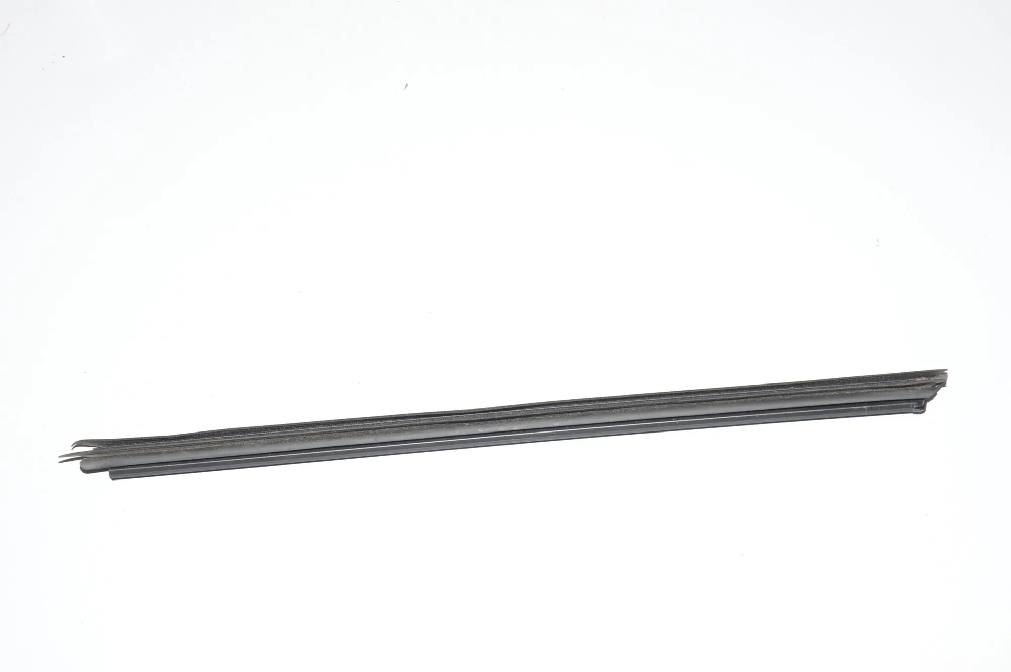 Front Left Door Window Strip – OEM 51337393417 · BMW X3 (G01, F97) (2017 - -) xDrive 30d 2018 – 3