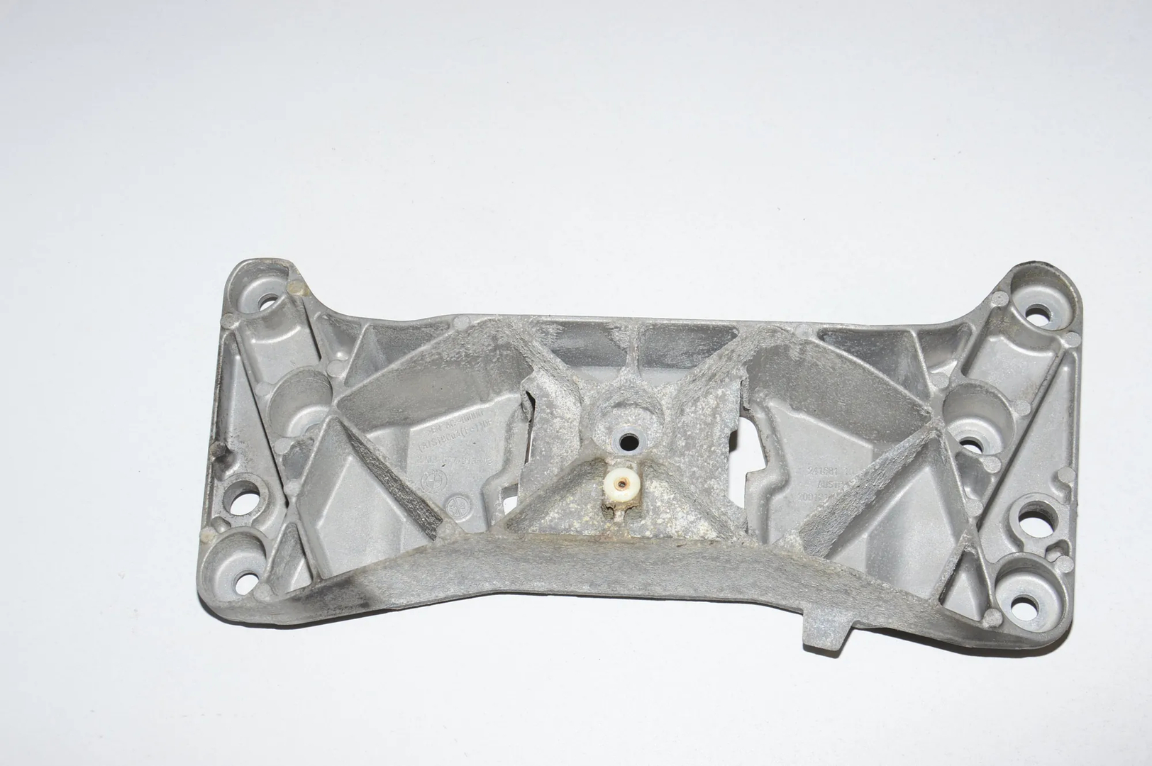 Gearbox Mount Bracket – OEM 6777613 · BMW 5 Touring (F11) 530 d 2013 – 3