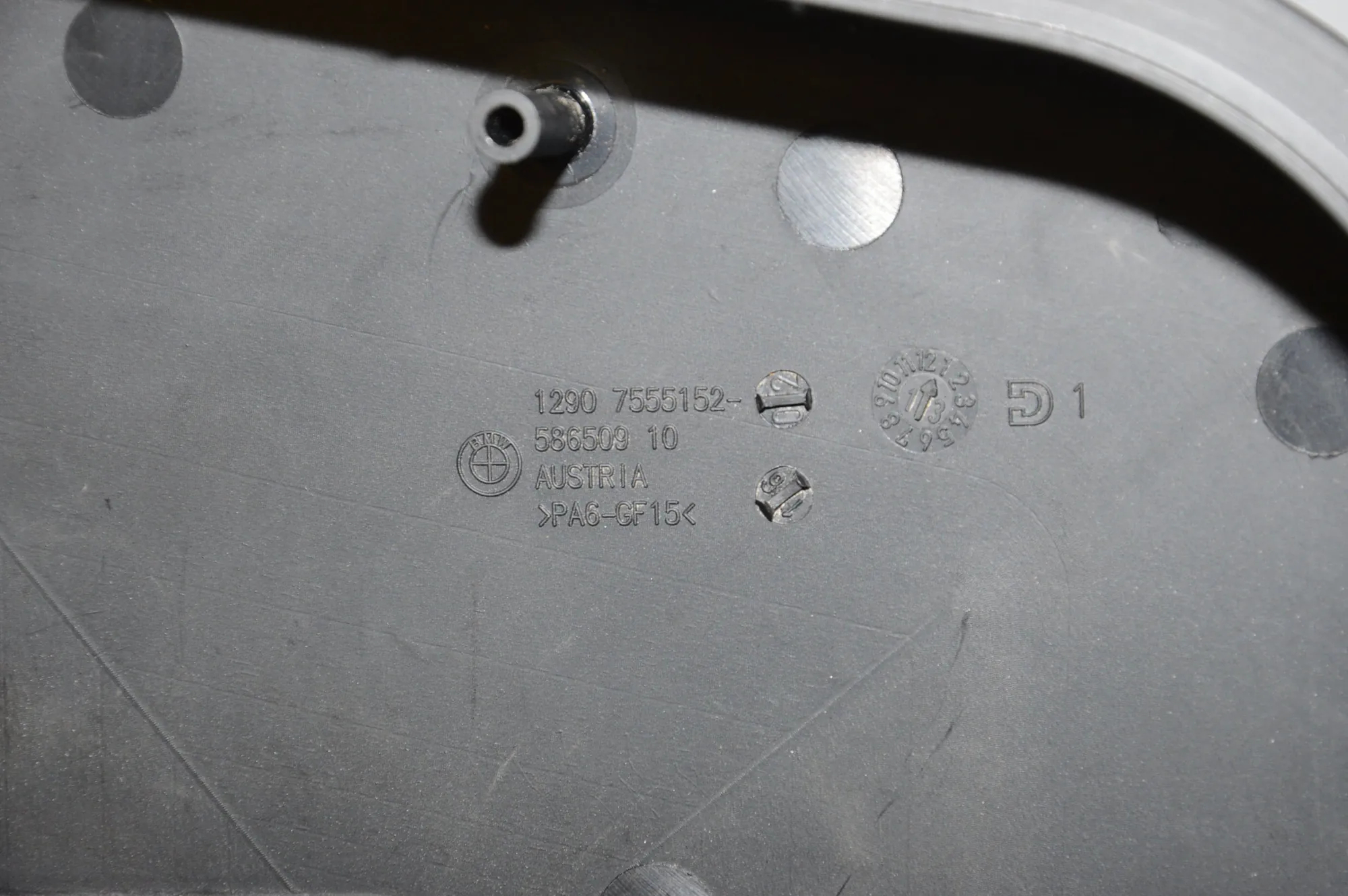 Fuse Box Cover – OEM 7555152 · BMW 5 Touring (F11) 530 d 2013 – 5