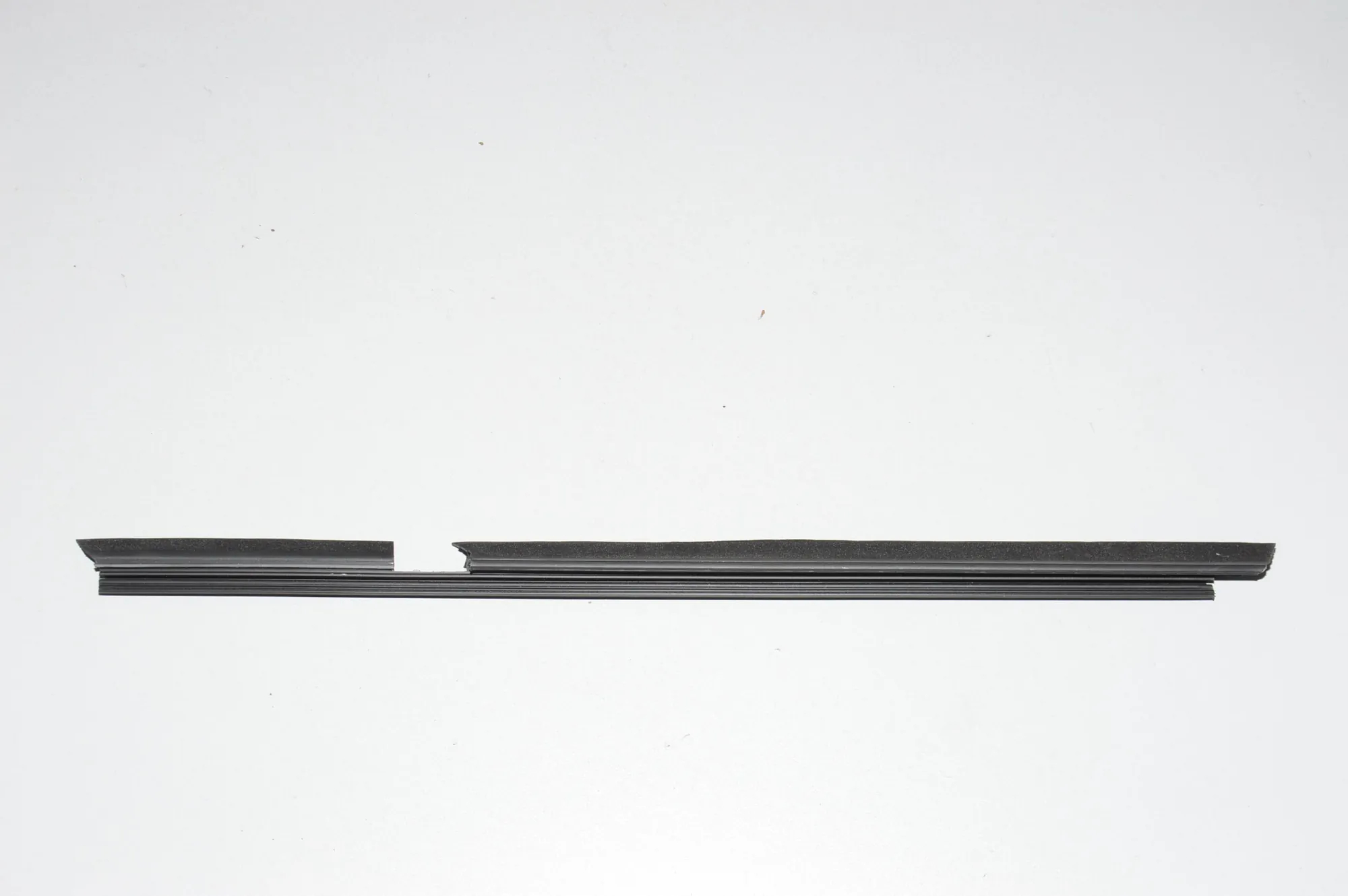 Rear Left Door Window Strip – OEM 51357393429 · BMW X3 (G01, F97) (2017 - -) xDrive 30d 2018