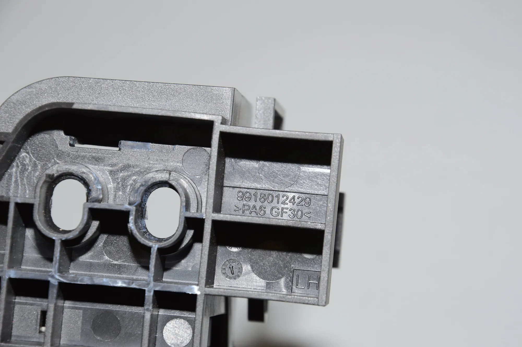 Bracket – OEM 8012456 · BMW 3 Touring (F31) 320 i 2013 – 5