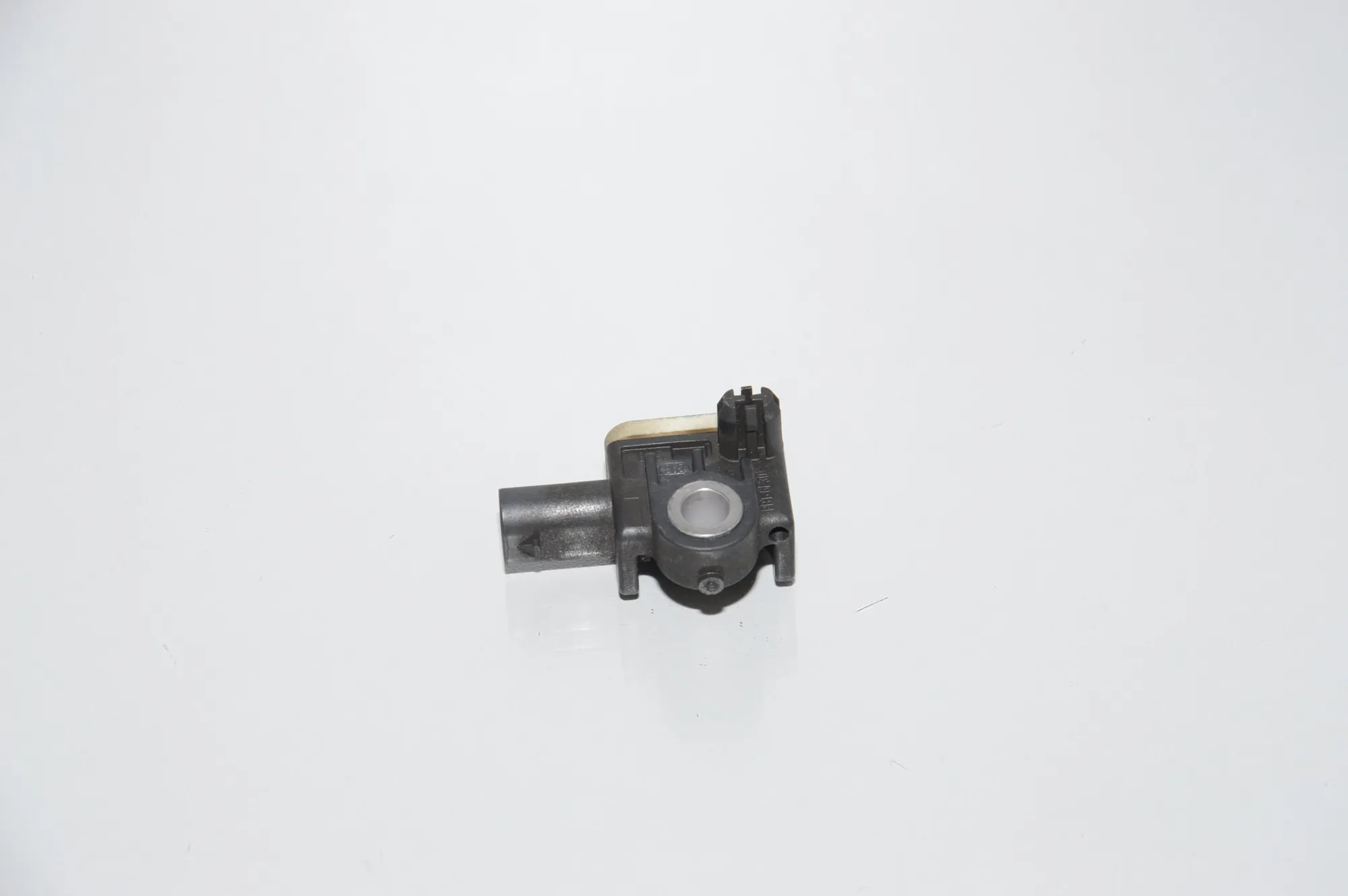 Front Right Impact Sensor – OEM 9234989 · BMW 3 Touring (F31) 320 d xDrive 2017 – 3