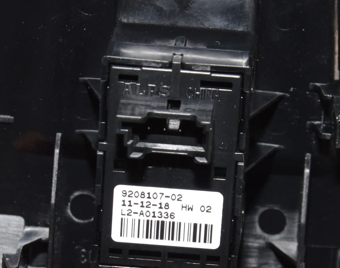 Front Right Door Window Switch – OEM 9208107 · BMW i3 (I01) Electric 2019 – 6