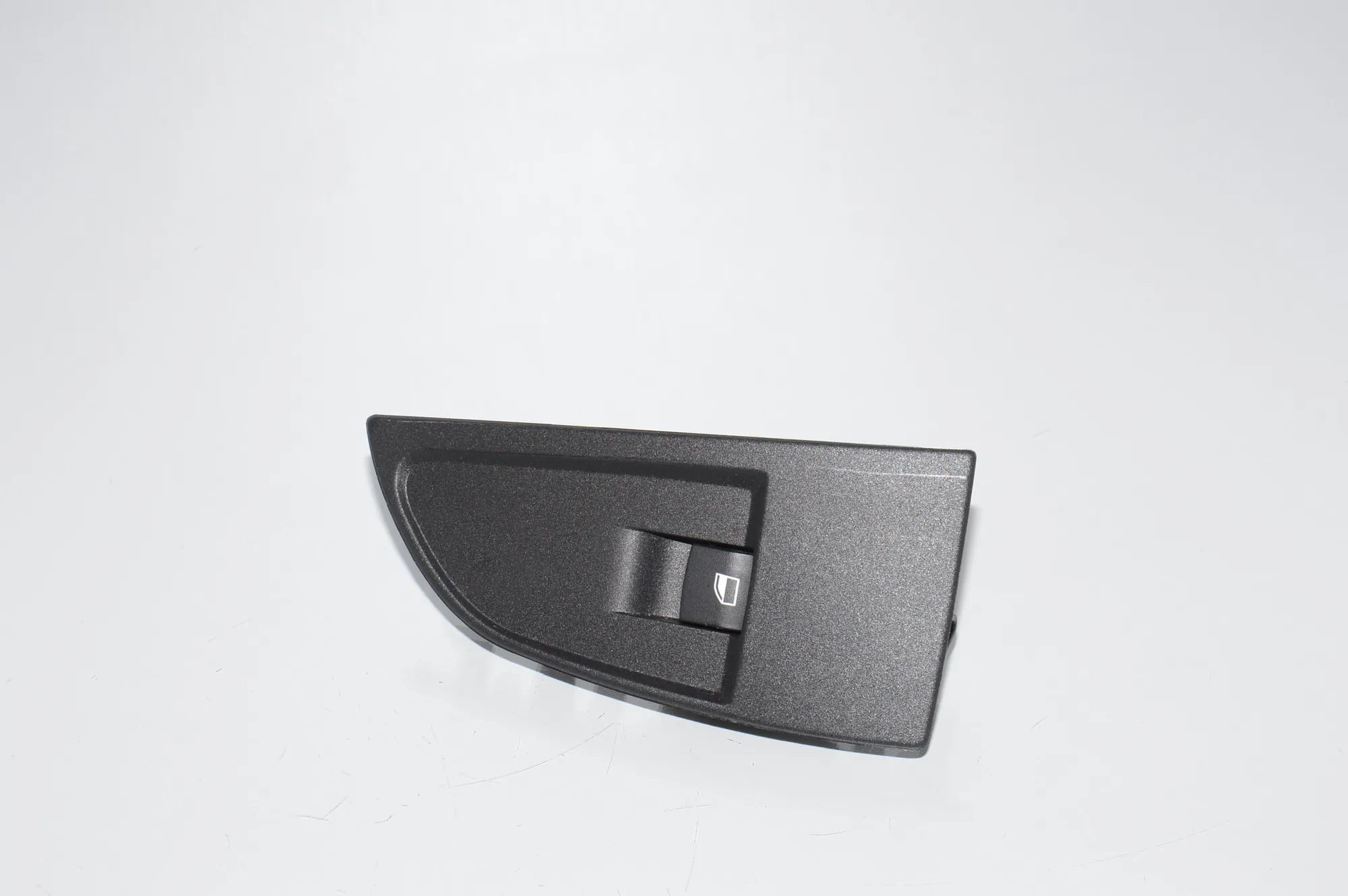 Front Right Door Window Switch – OEM 9208107 · BMW i3 (I01) Electric 2019 – 2