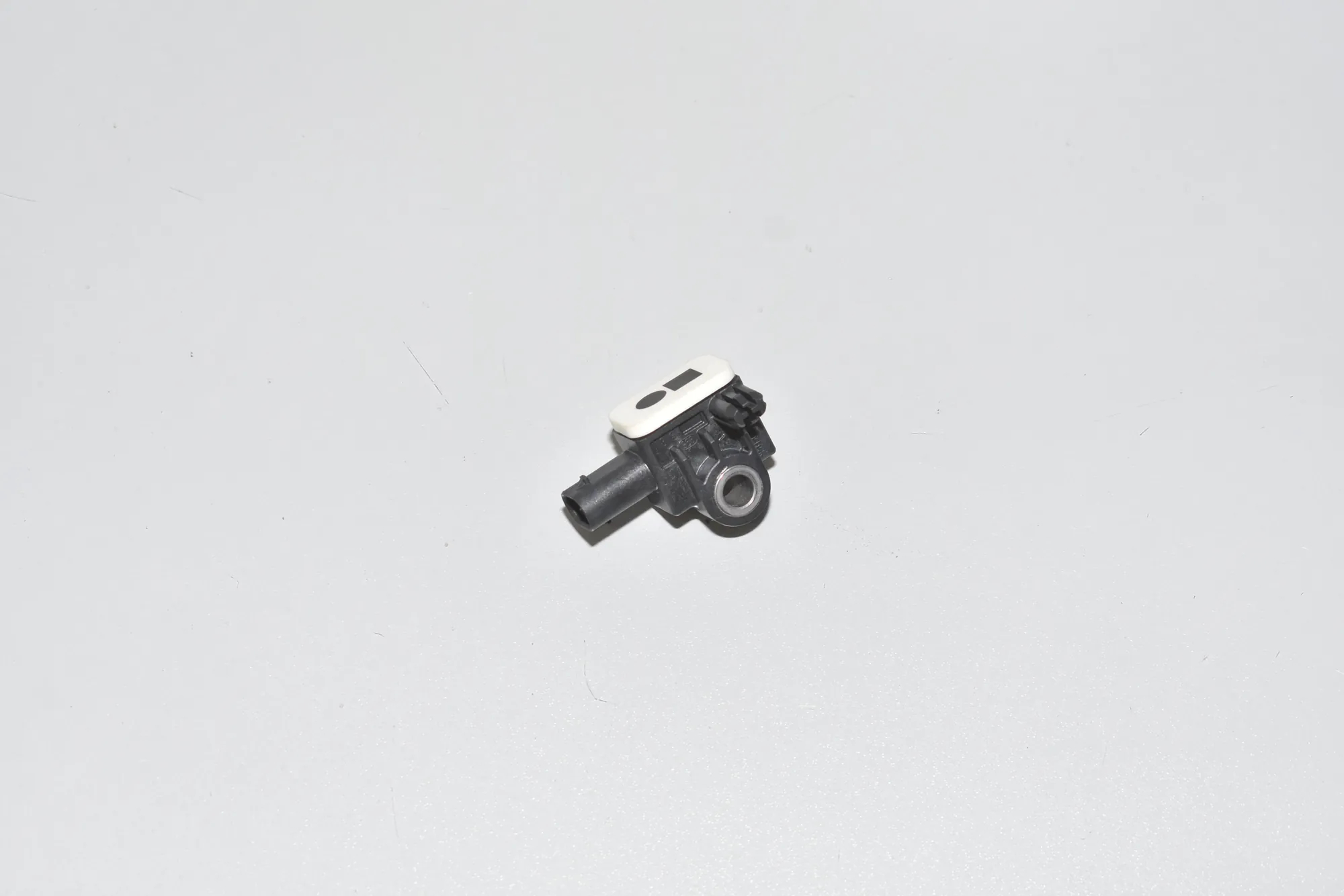 Front Right Impact Sensor – OEM 9234989 · BMW 3 Touring (F31) 320 d 2017 – 3