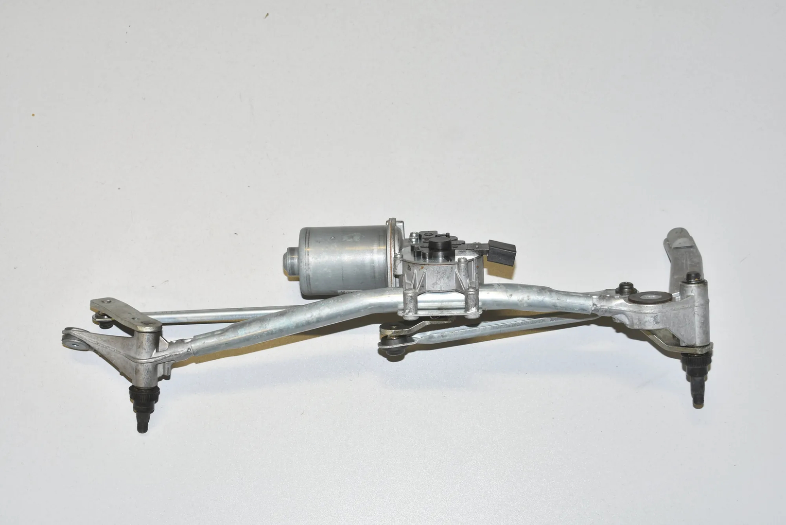 Front Windshield Wiper Mechanism – OEM 6978264 · BMW 3 (E90) 325 d 2011