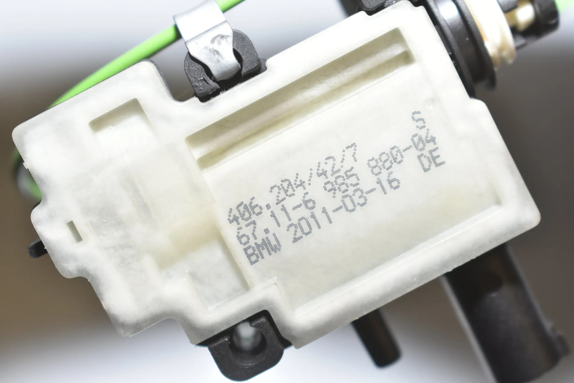 Fuel Tank Cap Lock Motor – OEM 67116985880 · BMW 3 (E90) 325 d 2011 – 4