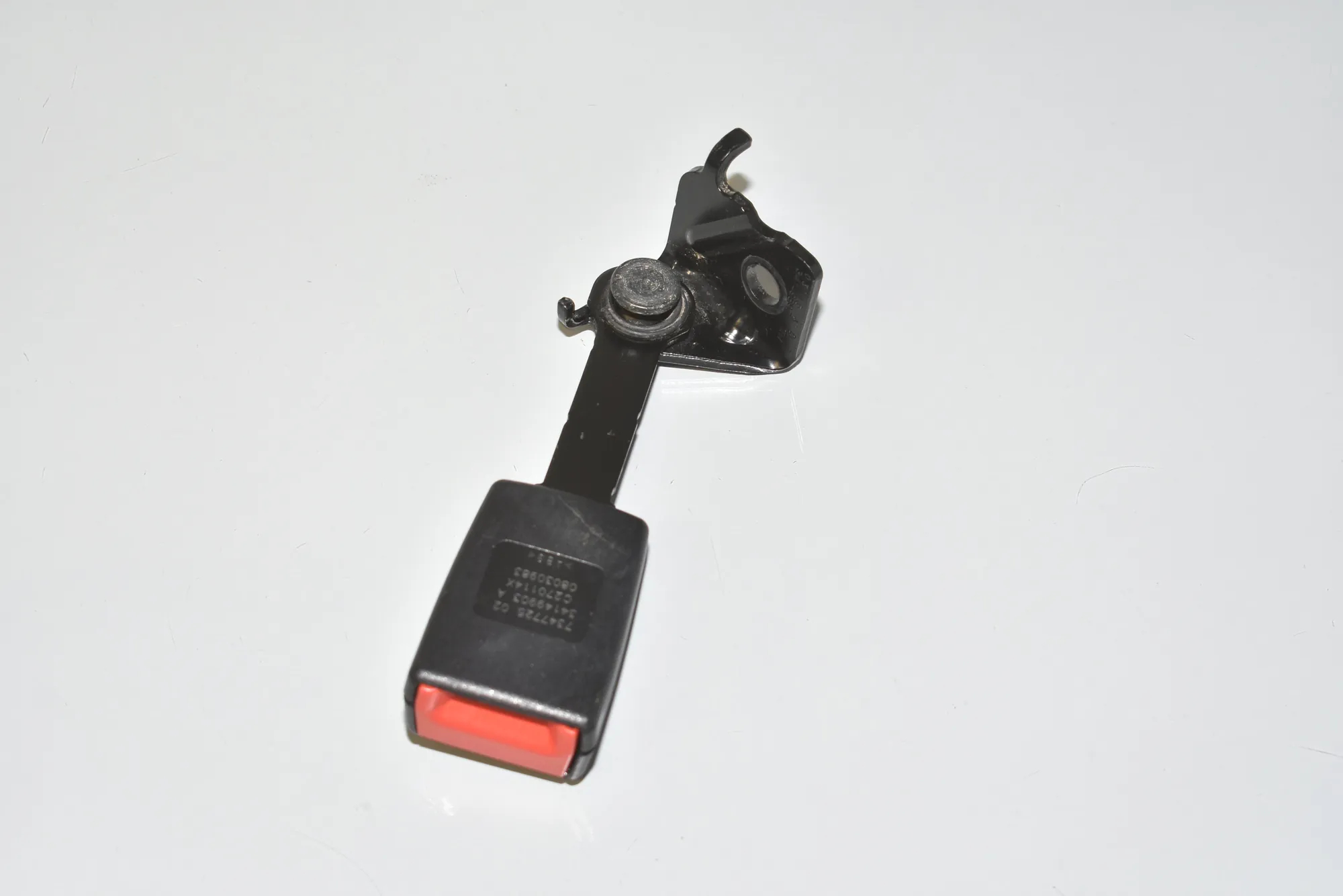 Rear Left Seat Buckle – OEM 7347725 · BMW i3 (I01) Hybrid 2014 – 2