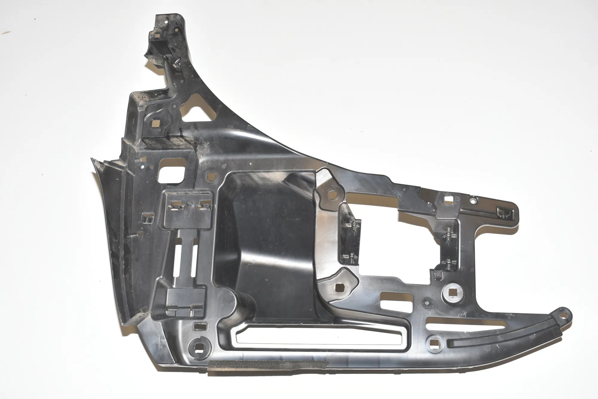 Rear Right Bumper Bracket – OEM 51137296754 · BMW i3 (I01) Hybrid 2014