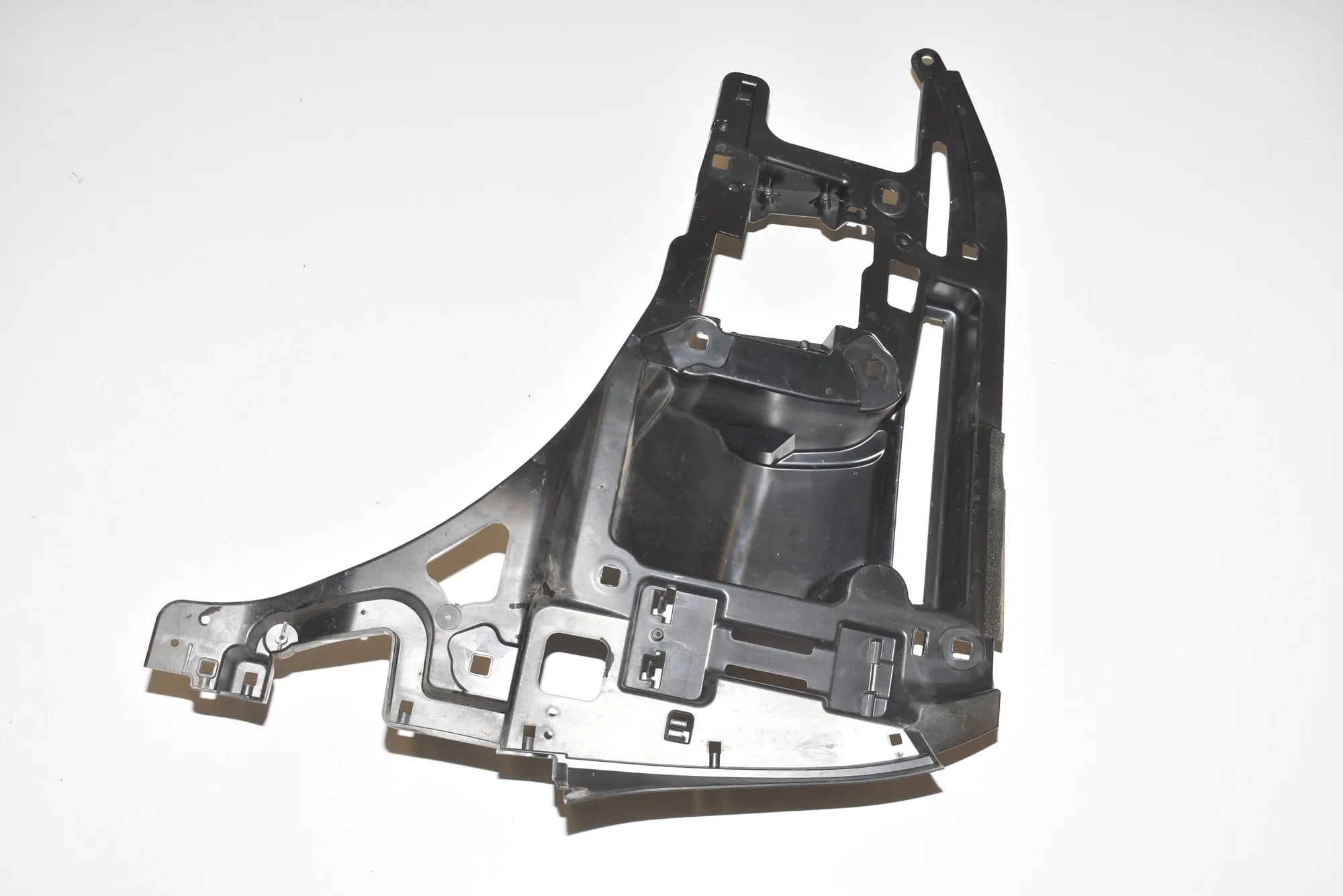 Rear Right Bumper Bracket – OEM 51137296754 · BMW i3 (I01) Hybrid 2014 – 2