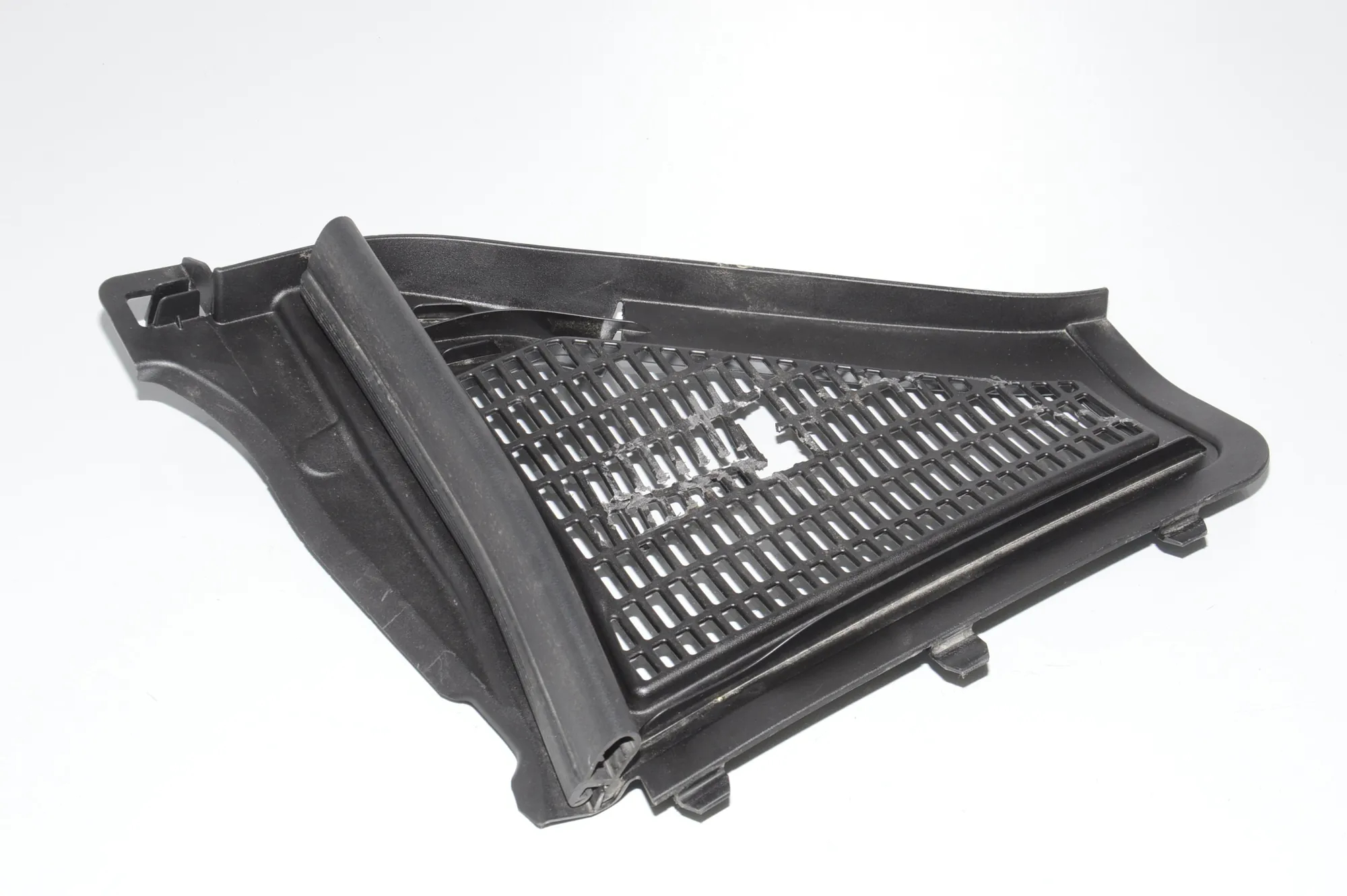 Front Wiper Cowl Trim – OEM 9184004 · BMW X3 (F25) xDrive 20 d 2014 – 3