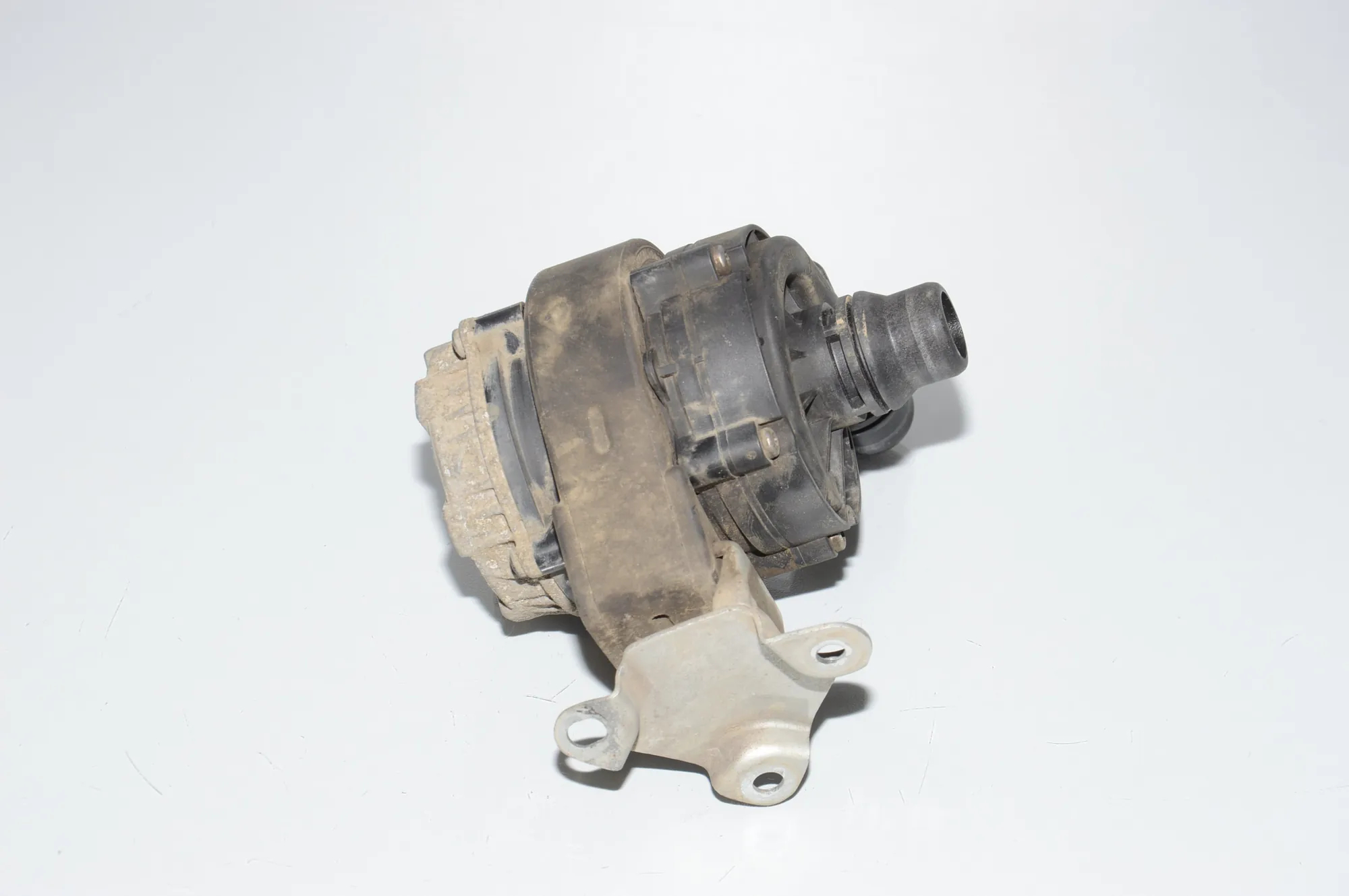 Auxiliary Water Pump – OEM 0392024055 · BMW i3 (I01) Hybrid 2014 – 4