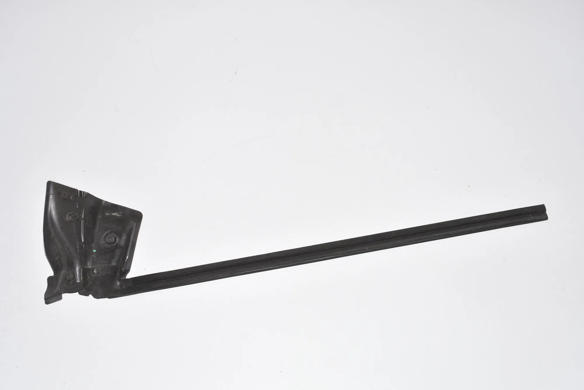 Front Left Door Rubber Seal – OEM 51337196343 · BMW 5 Gran Turismo (F07) 530 d 2010
