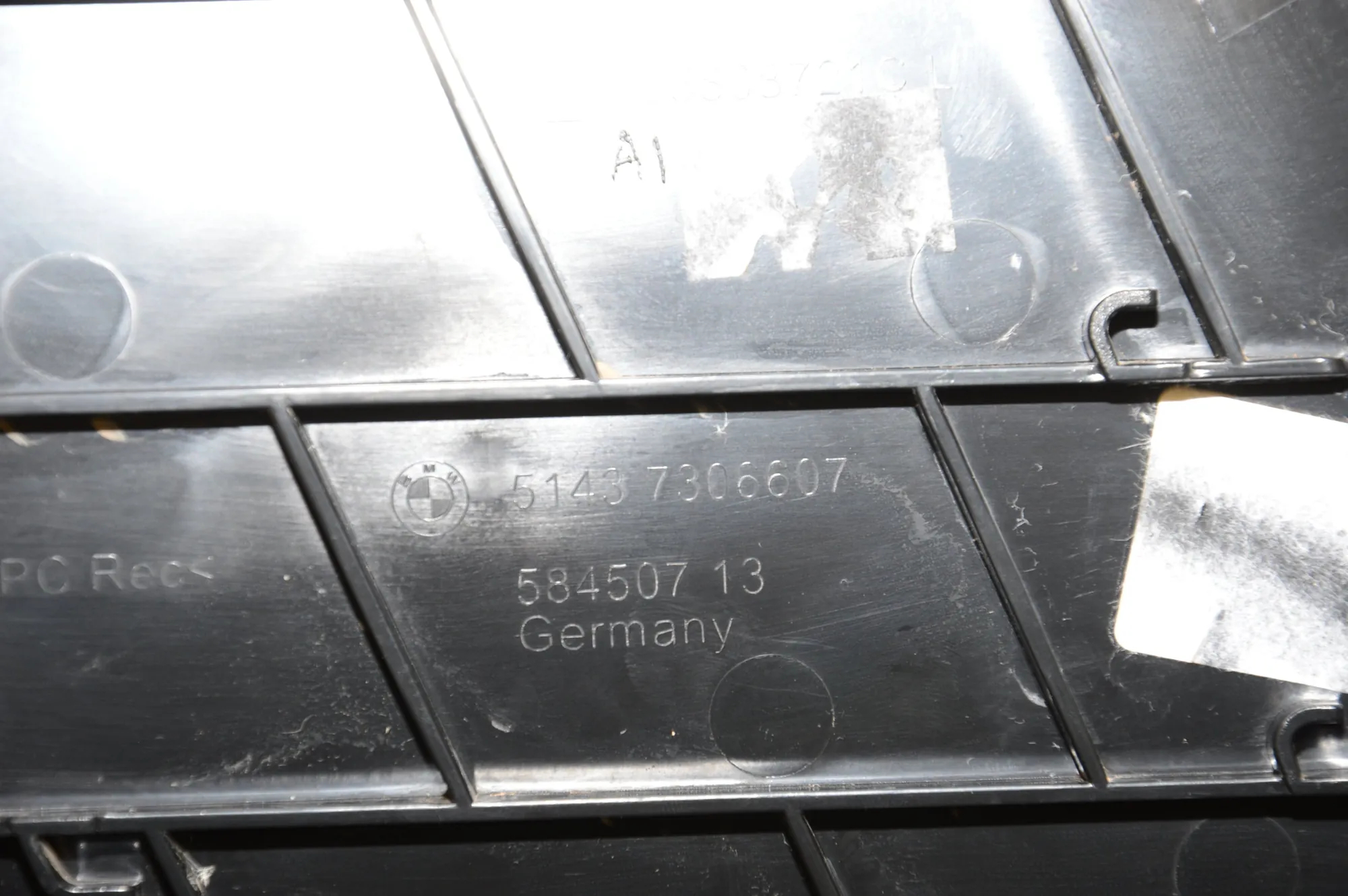 Rear Left Pillar Trim – OEM 7306607 · BMW i3 (I01) BMW i3 (I01) Electric 2019 – 5