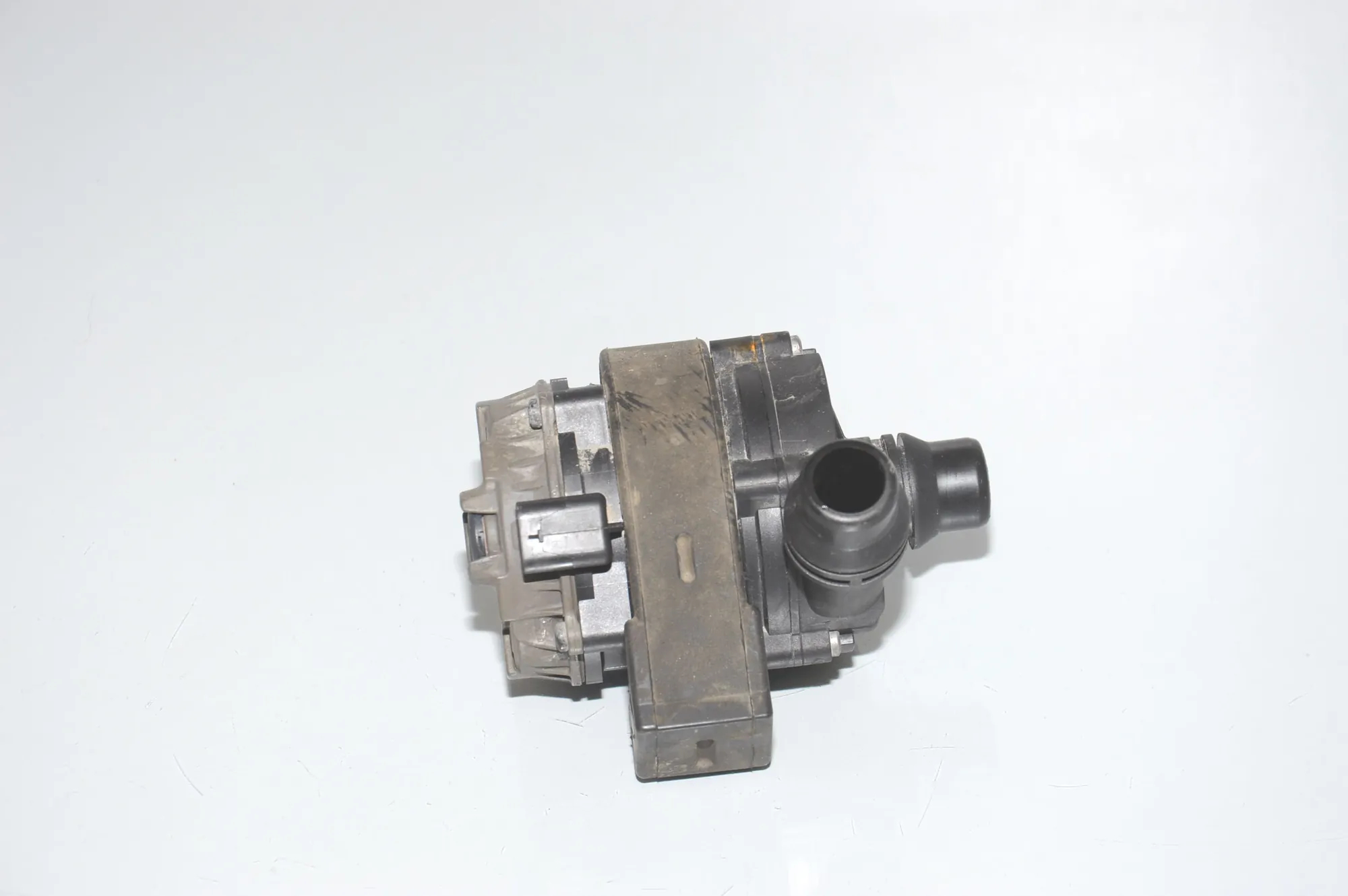 Auxiliary Water Pump – OEM 0392024054 · BMW i3 (I01) BMW i3 (I01) Electric 2019 – 4