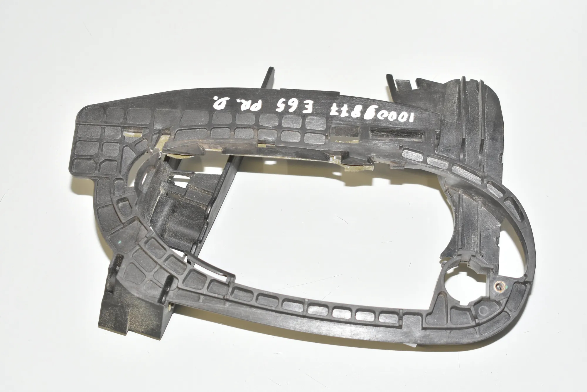 Front Right Door Interior Handle Frame – OEM 7013702 · BMW 7 (E65, E66, E67) 730 Ld 2005 – 2