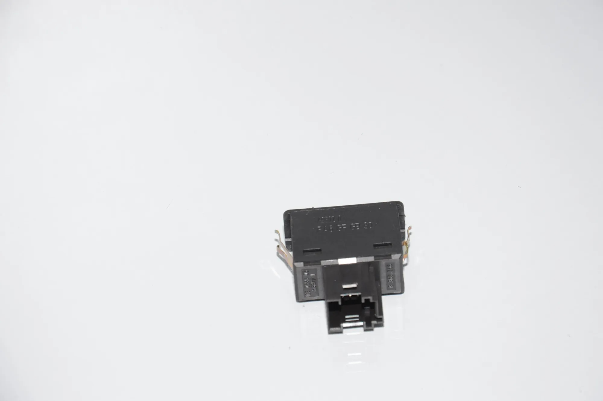USB/AUX-In Socket Port – OEM 61318368346 · BMW X5 (E53) 4.6 is 2003 – 3