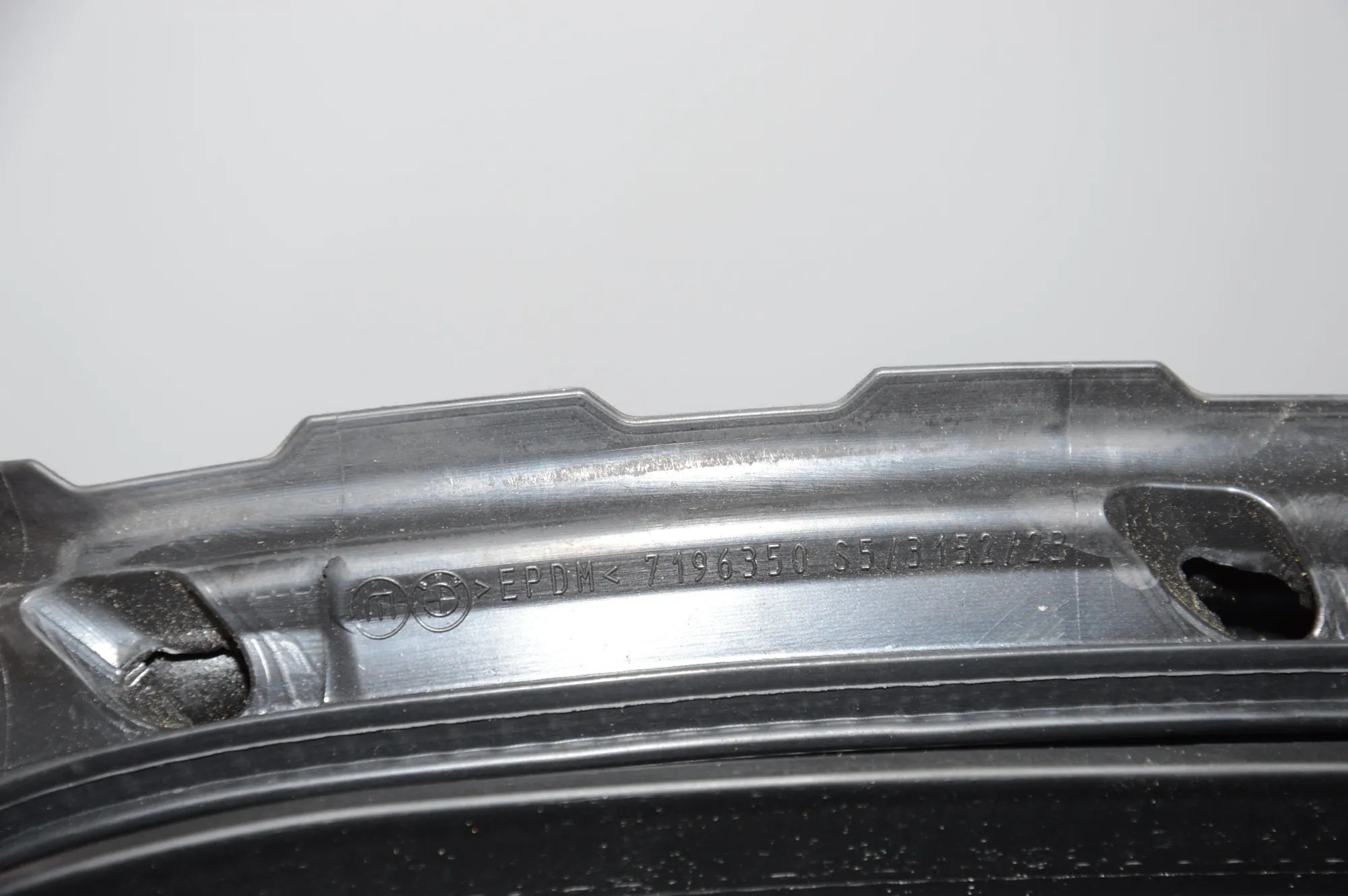 Front Right Door Seal Rubber – OEM 7196350 · BMW 5 Gran Turismo (F07) 530 d 2010 – 5