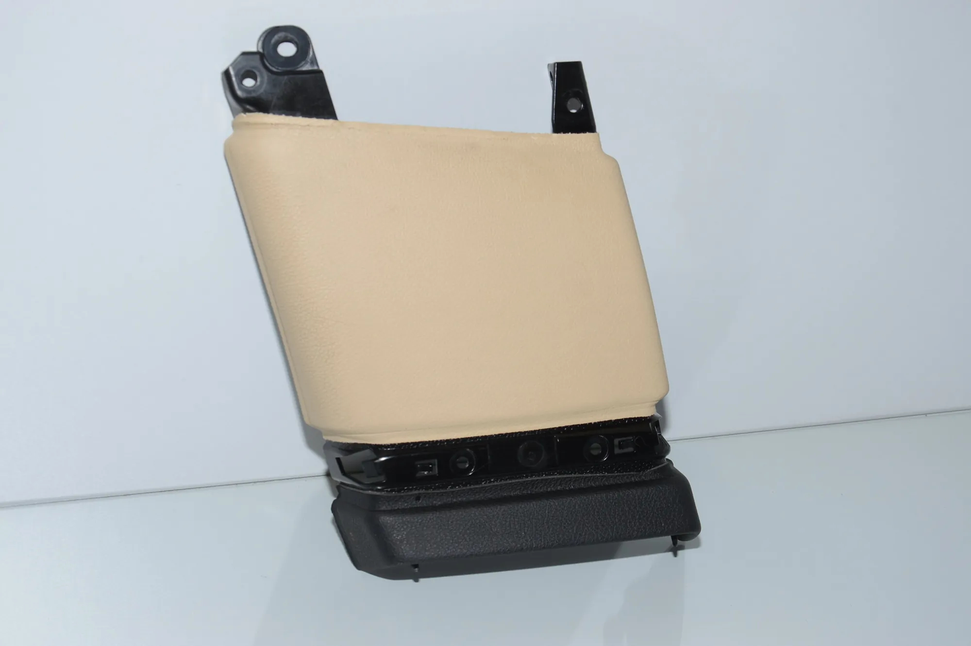 Left Side B Pillar Trim – OEM 1751600 · BMW 5 Gran Turismo (F07) 530 d 2010 – 2