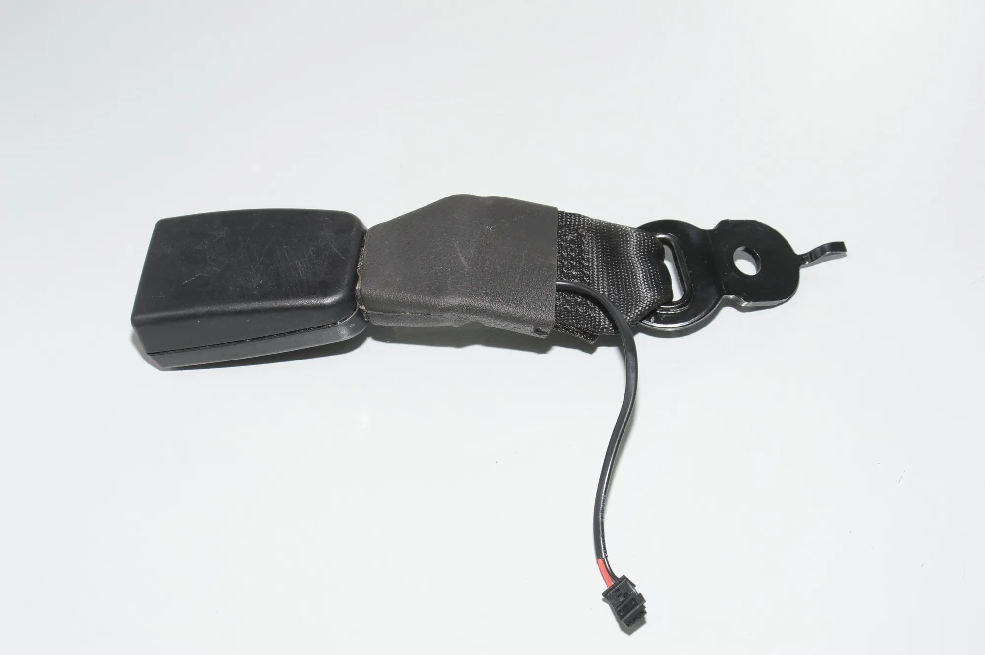 Rear Middle Seat Buckle – OEM 72117243275 · BMW 5 (F10) 530 d 2014 – 3