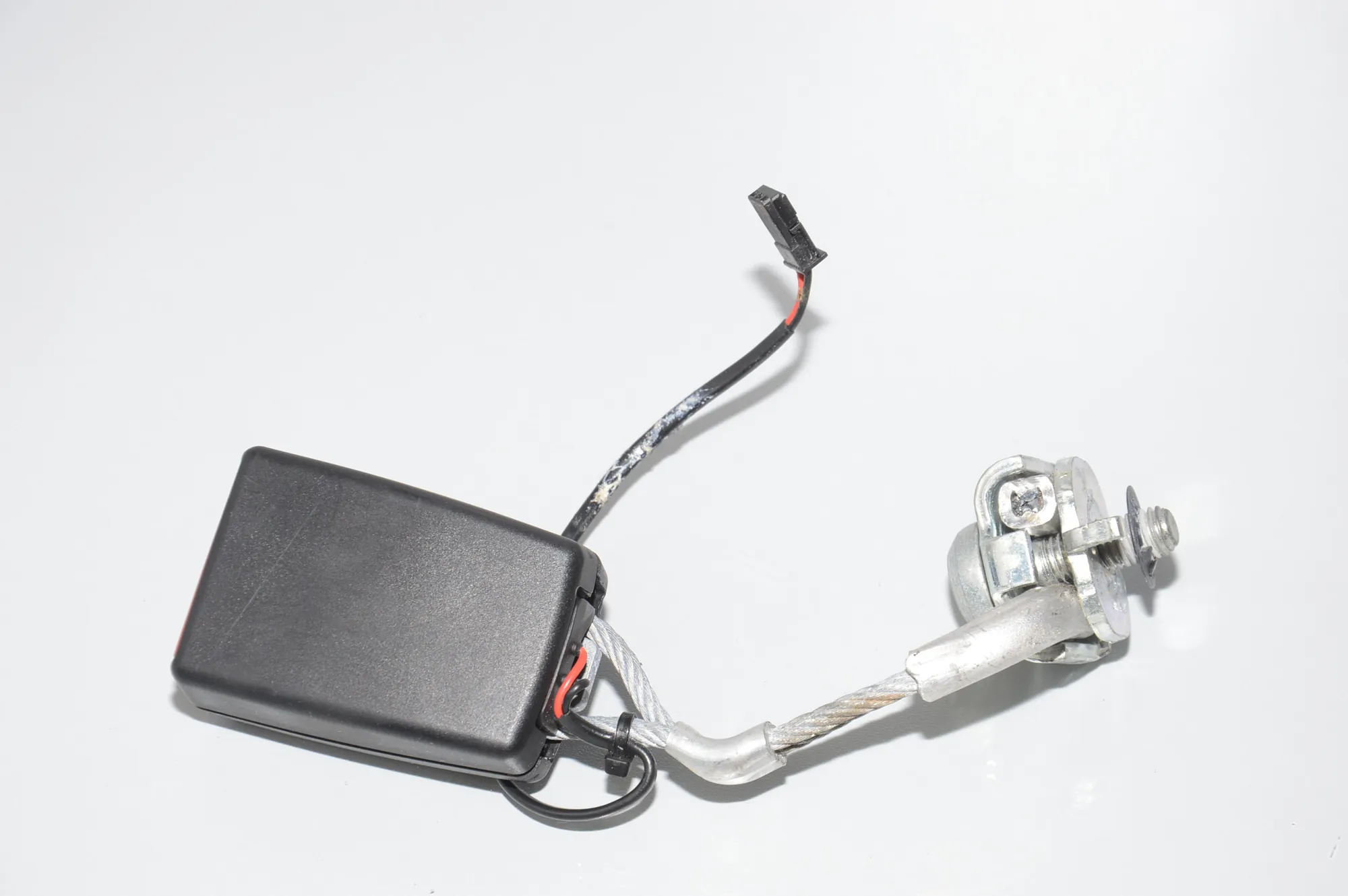 Rear Right Seat Buckle – OEM 72117243274 · BMW 5 (F10) 530 d 2014