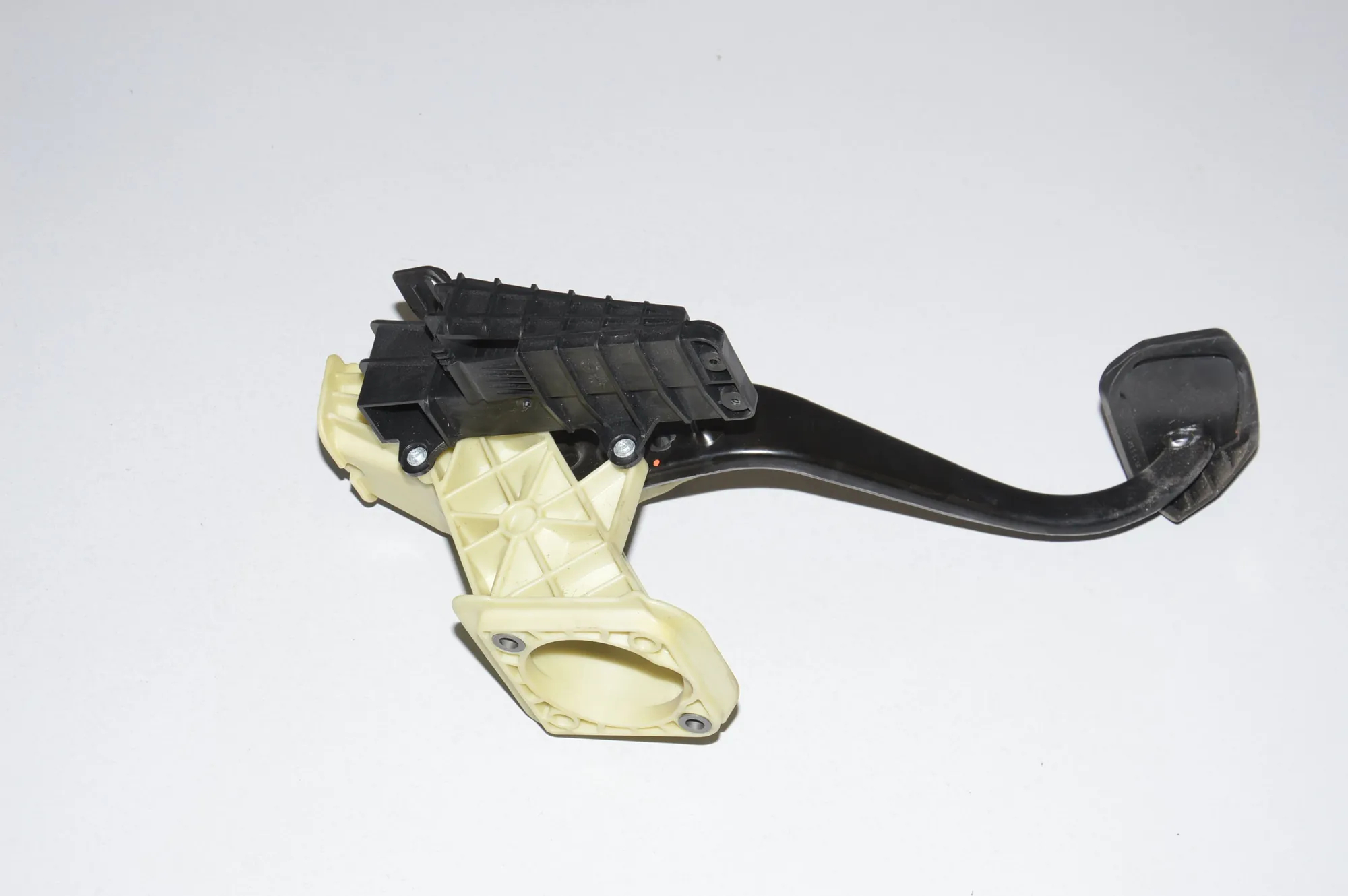 Brake Pedal – OEM 61359144253 · BMW 5 (F10) 530 d 2014 – 2
