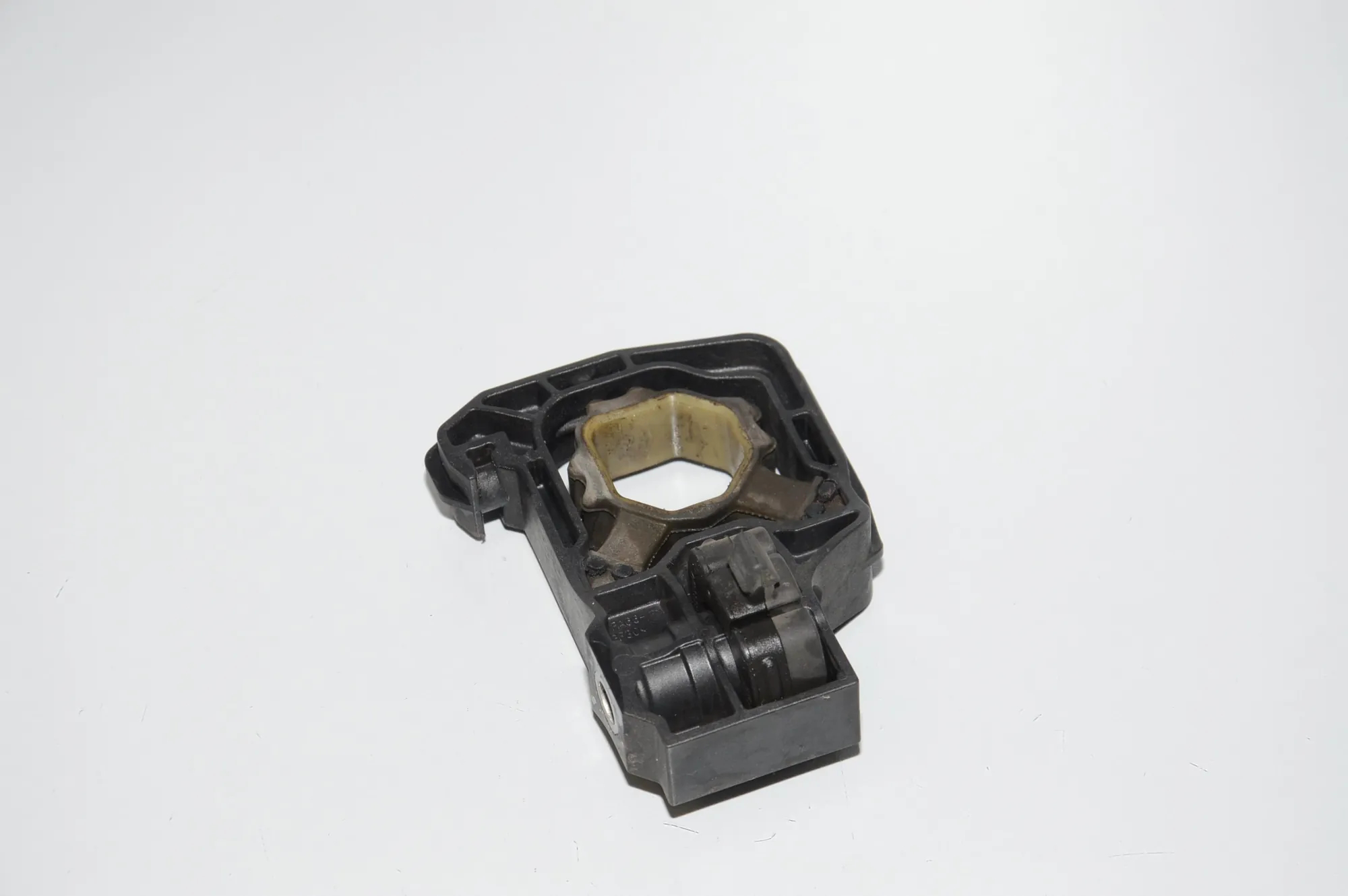 Radiator Holder – OEM 17117575247 · BMW 5 (F10) 525 d 2010 – 3